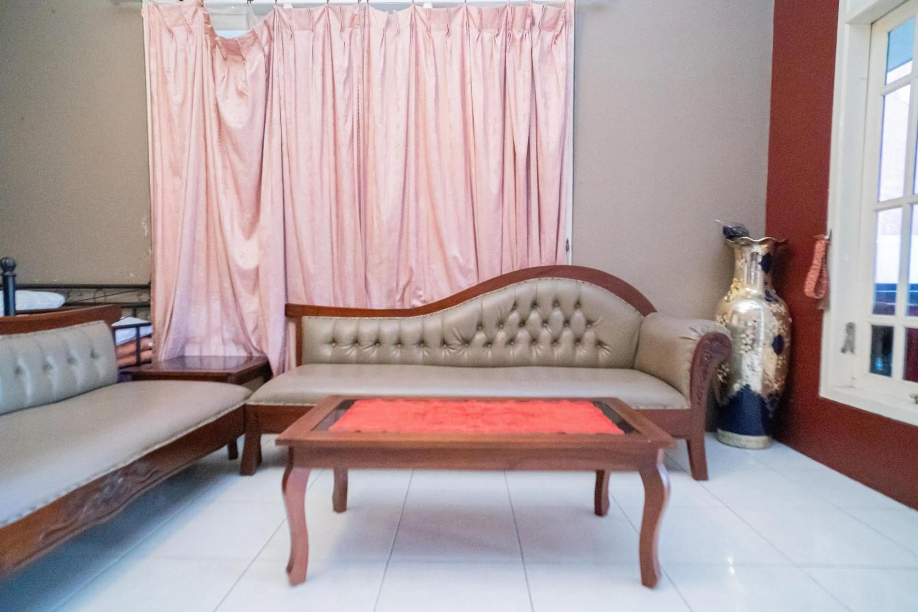 Living room in RedDoorz at Oro Oro Ombo Batu