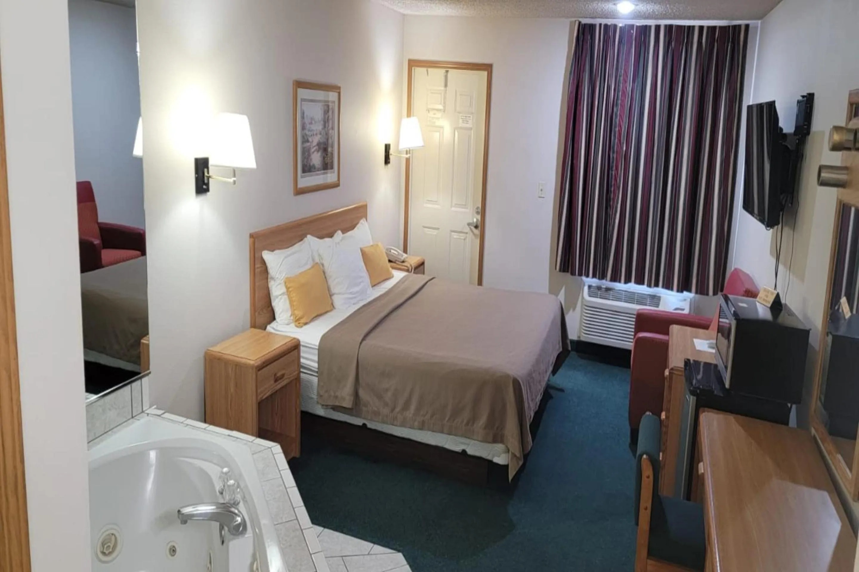 Bedroom, Bed in HomeTown Inn By OYO Texhoma, OK