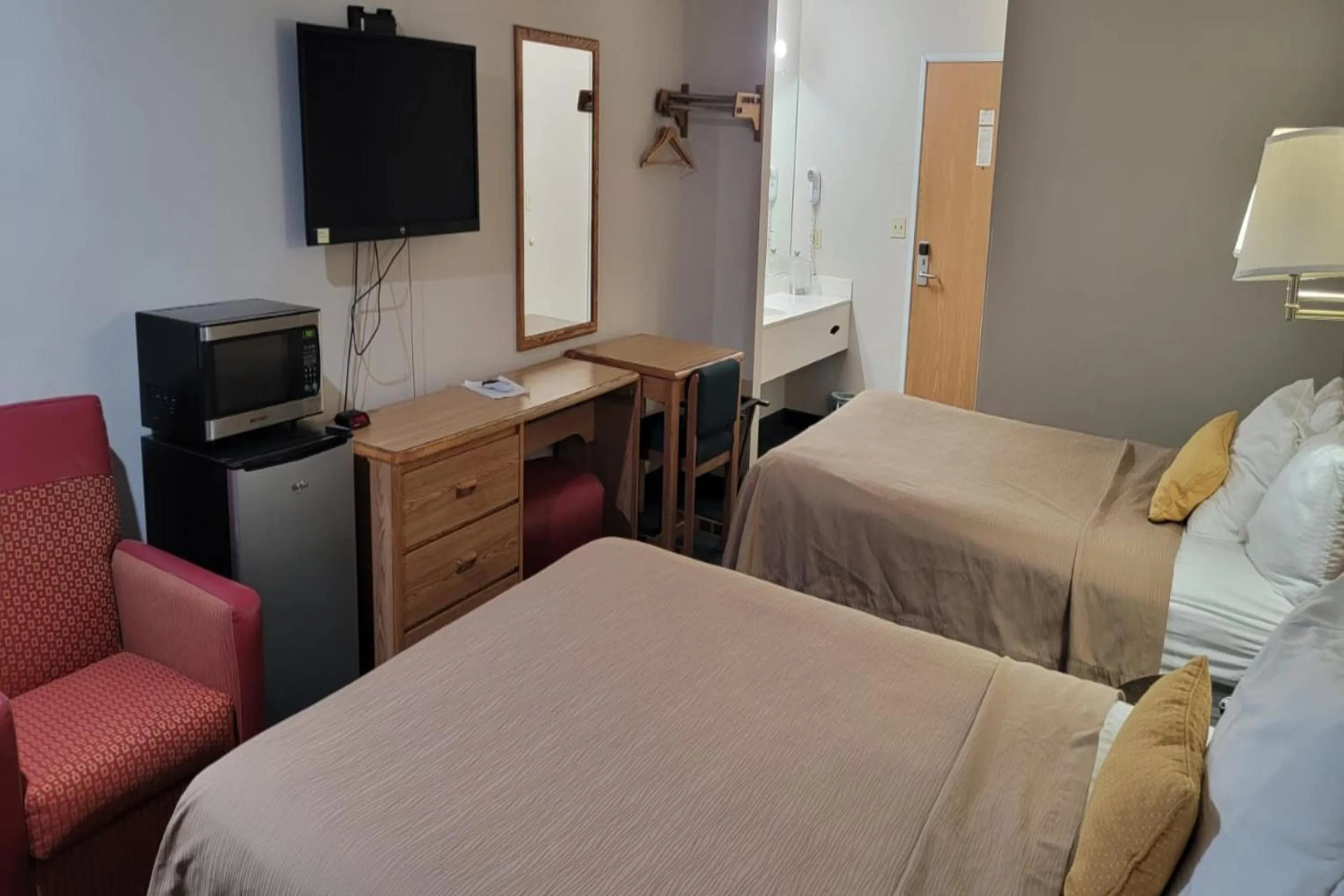 Bedroom, Bed in HomeTown Inn By OYO Texhoma, OK