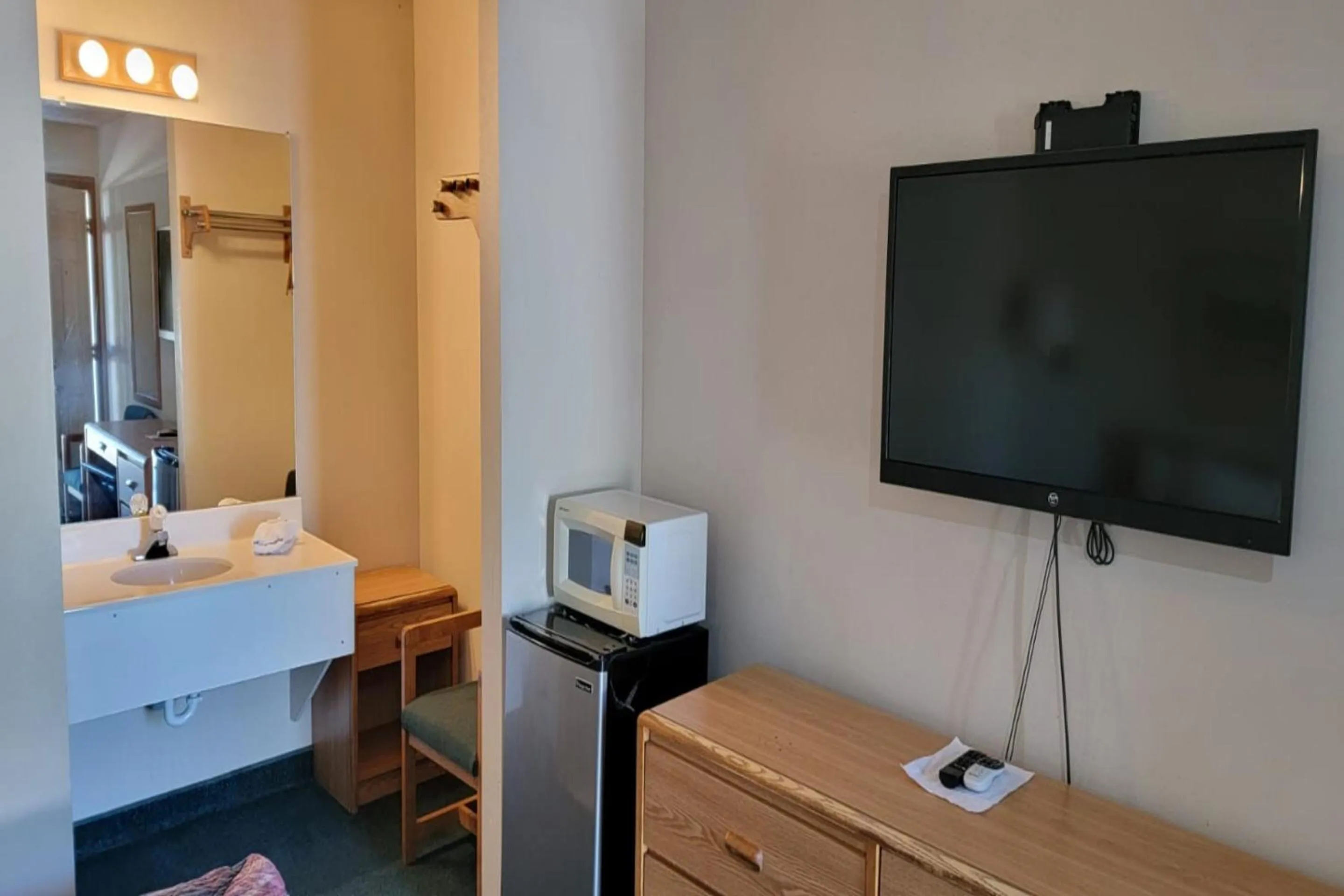 Bedroom, Bed in HomeTown Inn By OYO Texhoma, OK