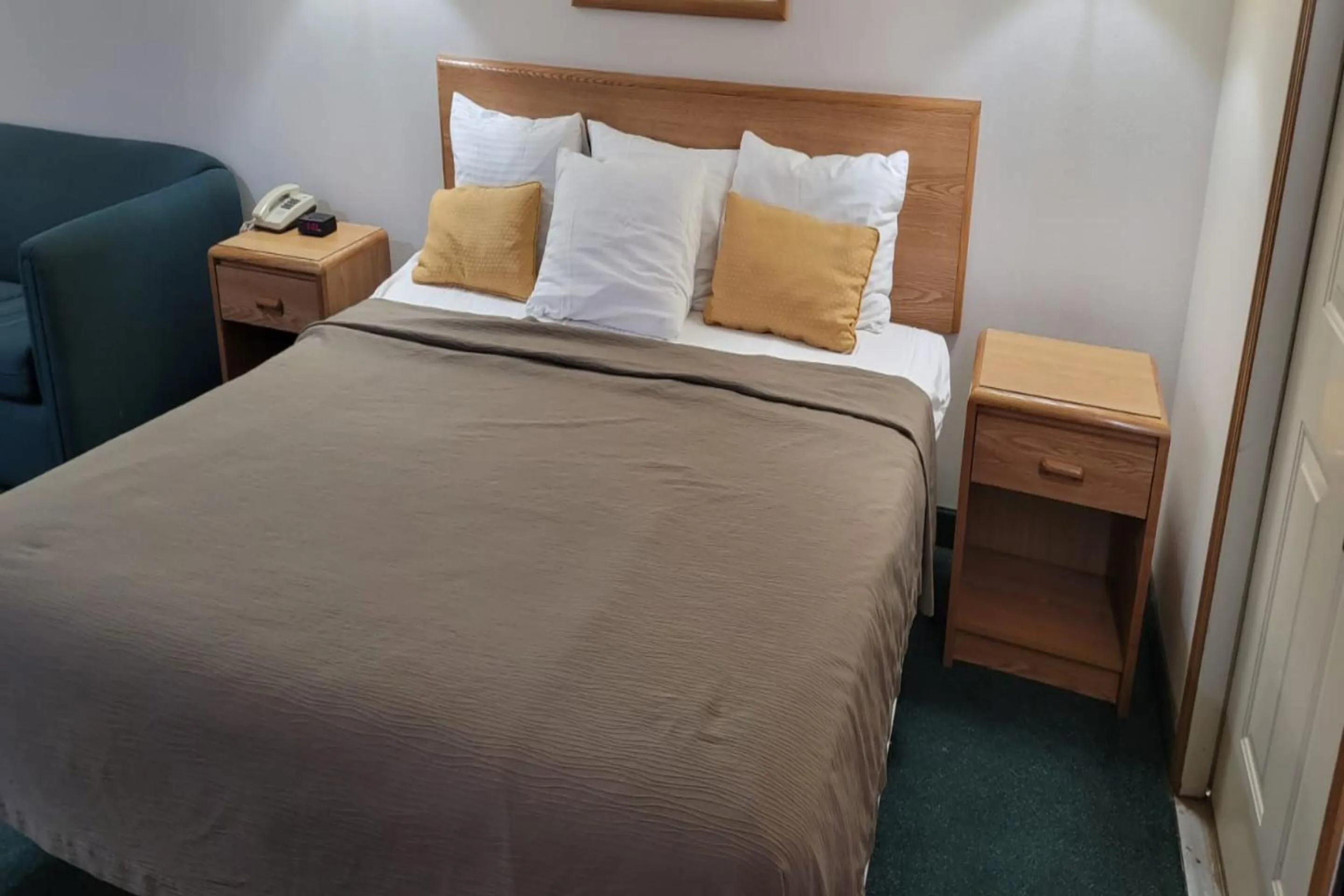 Bedroom, Bed in HomeTown Inn By OYO Texhoma, OK