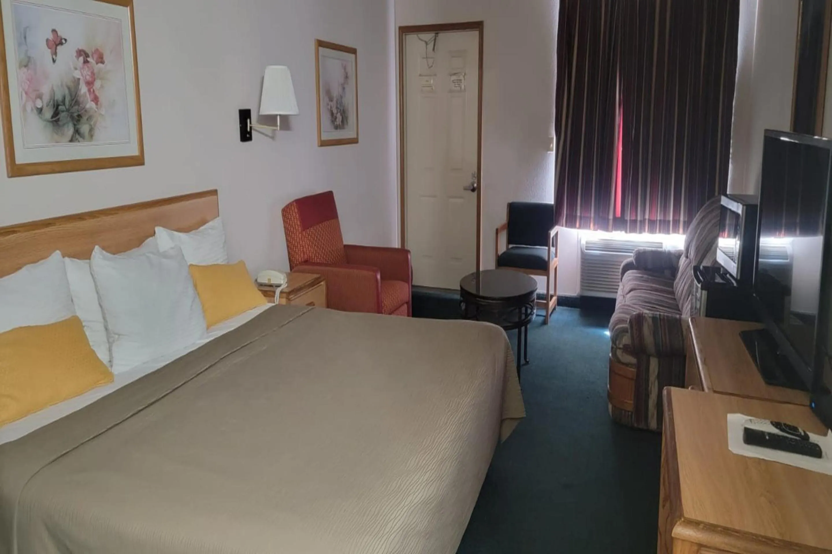 Bedroom, Bed in HomeTown Inn By OYO Texhoma, OK