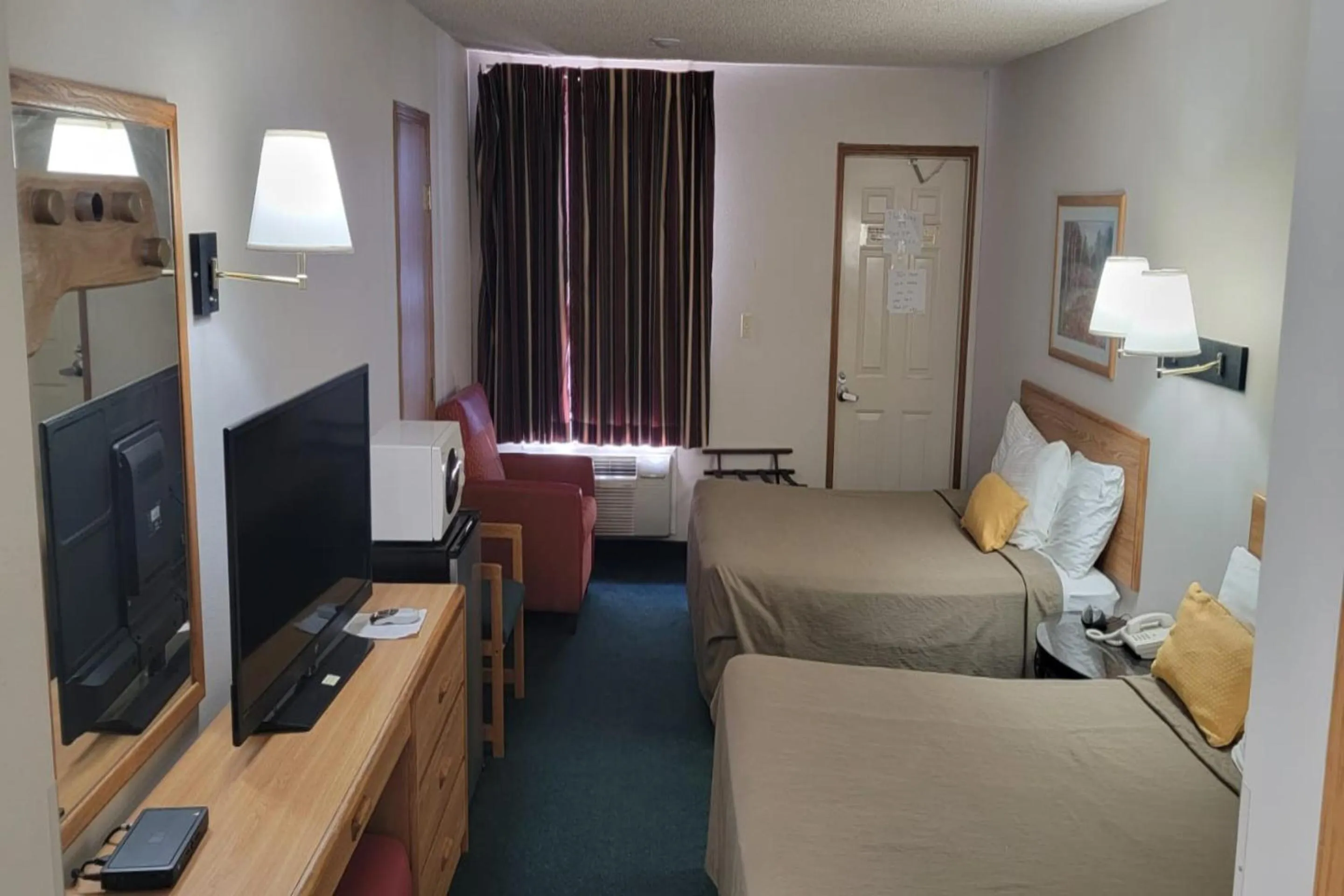 Bedroom, Bed in HomeTown Inn By OYO Texhoma, OK