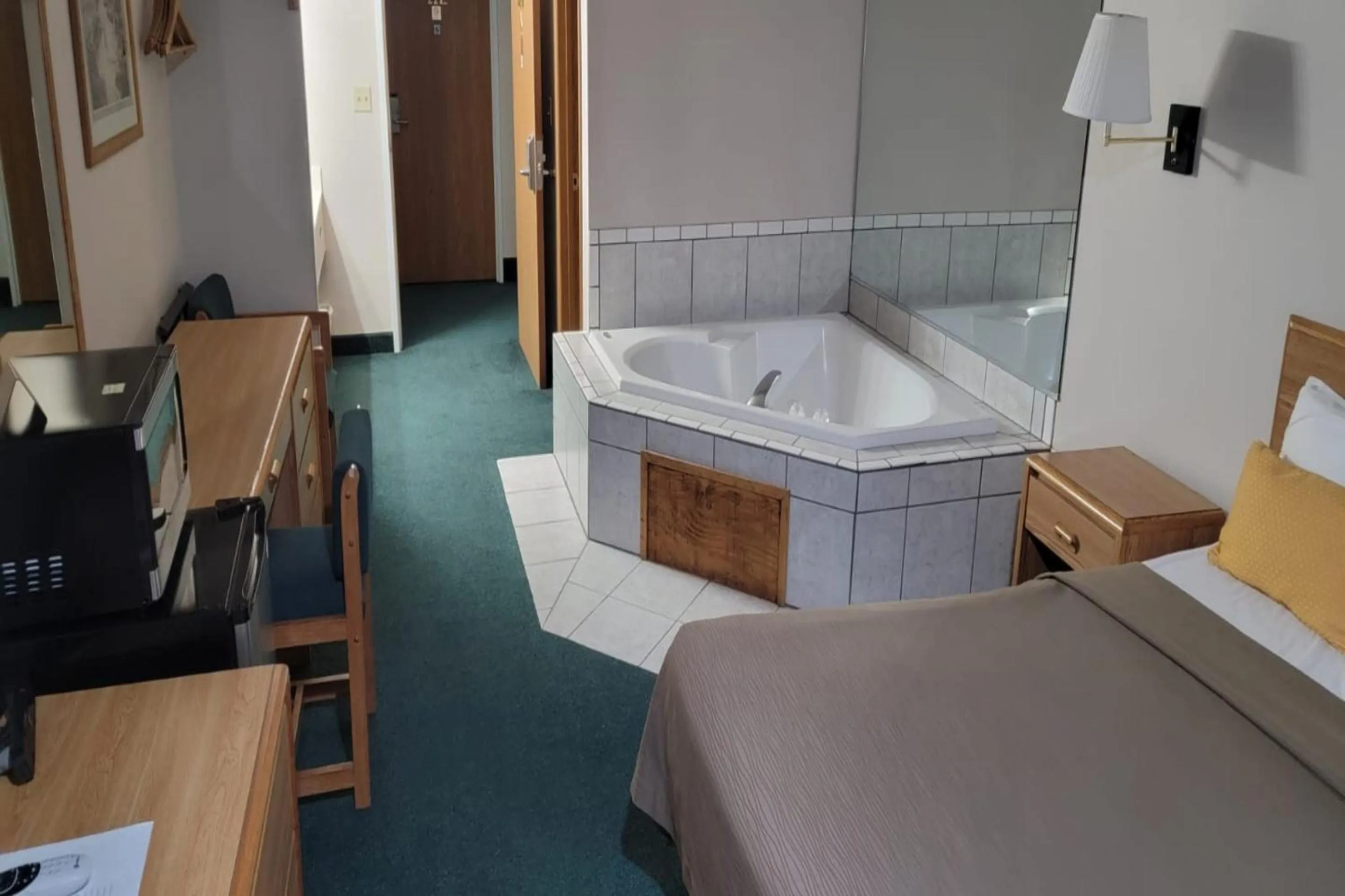 Bedroom, Bed in HomeTown Inn By OYO Texhoma, OK