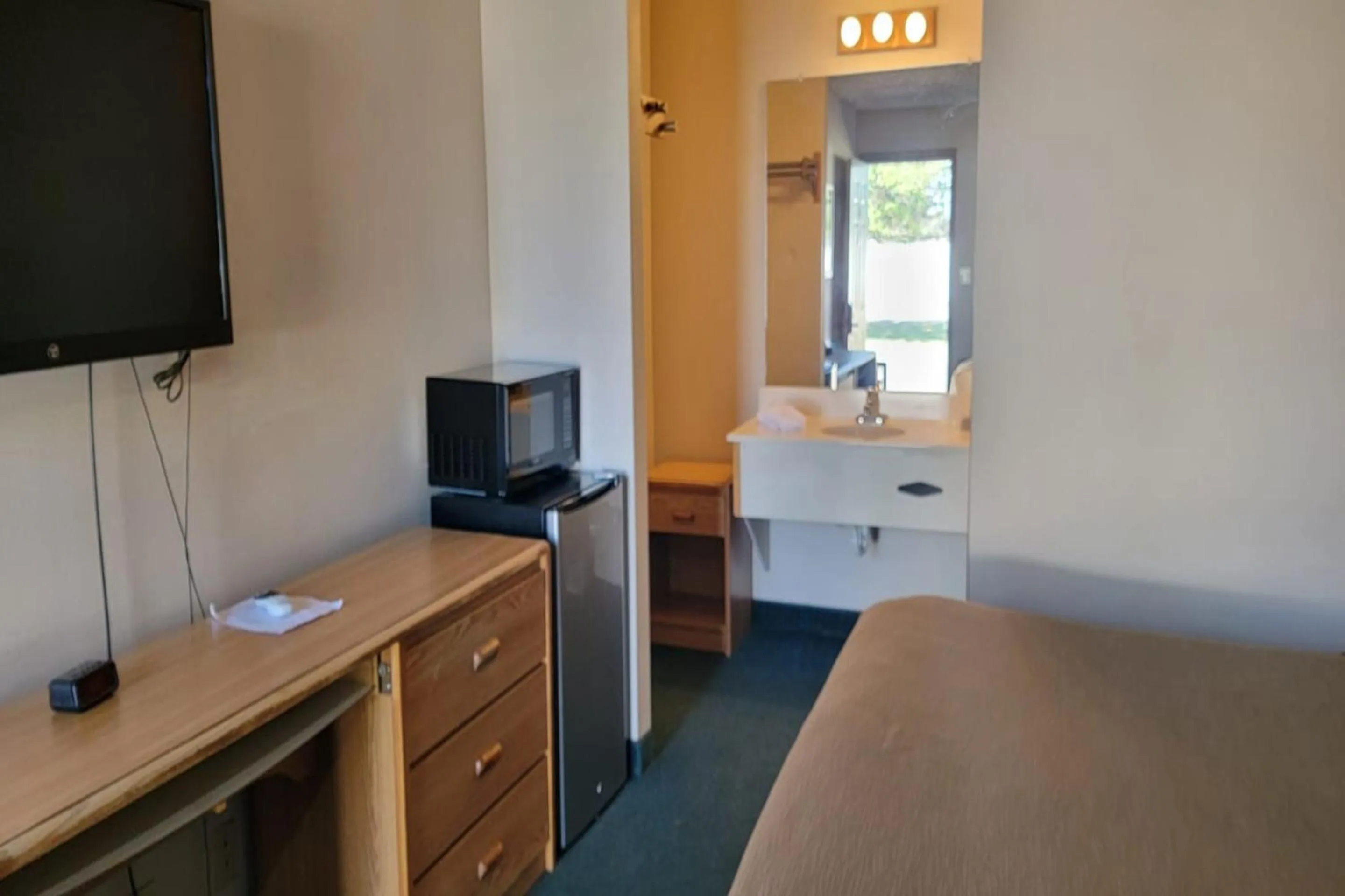 Bedroom, Bed in HomeTown Inn By OYO Texhoma, OK