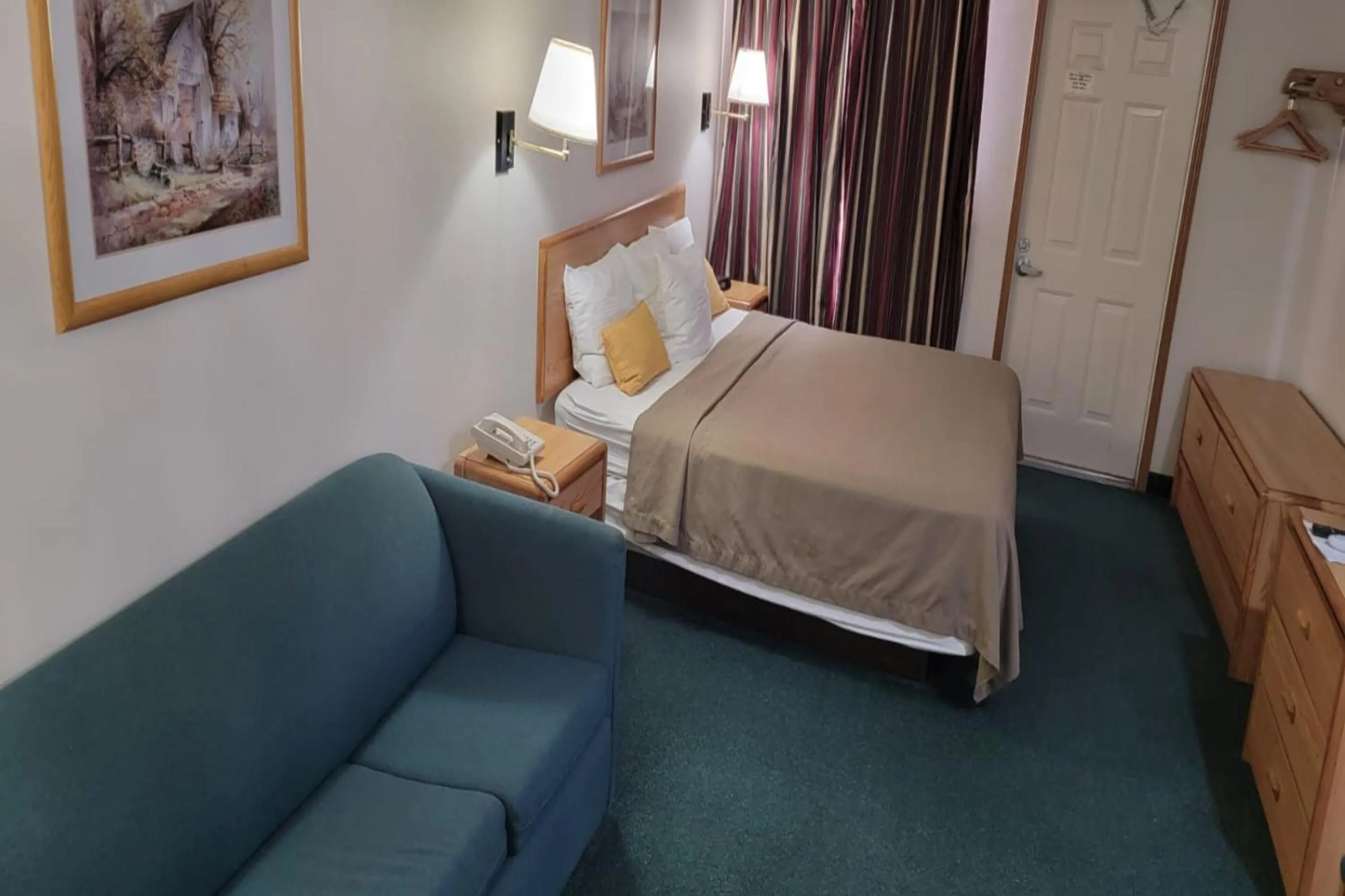 Bedroom, Bed in HomeTown Inn By OYO Texhoma, OK