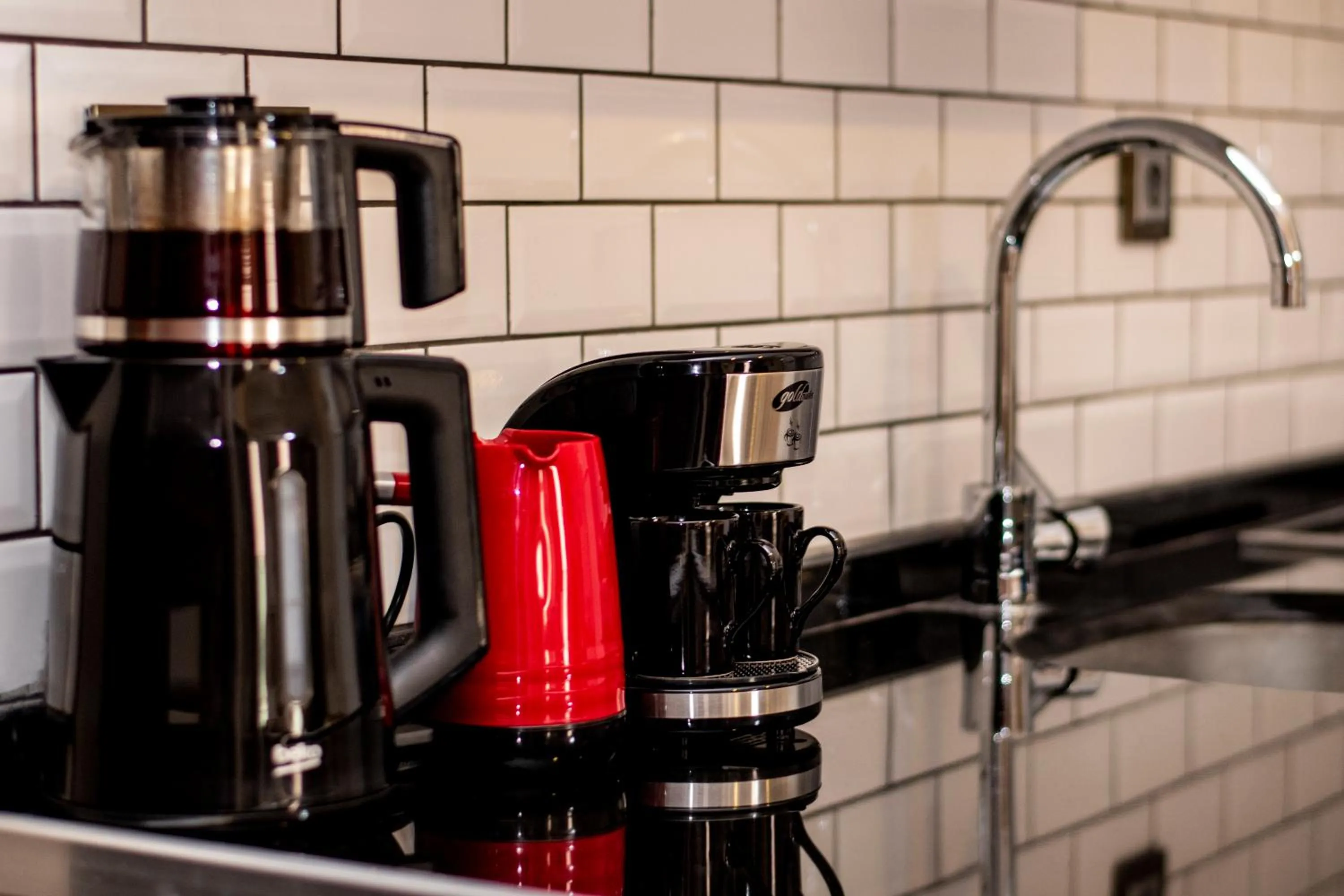 Coffee/tea facilities in Fortunella Suites