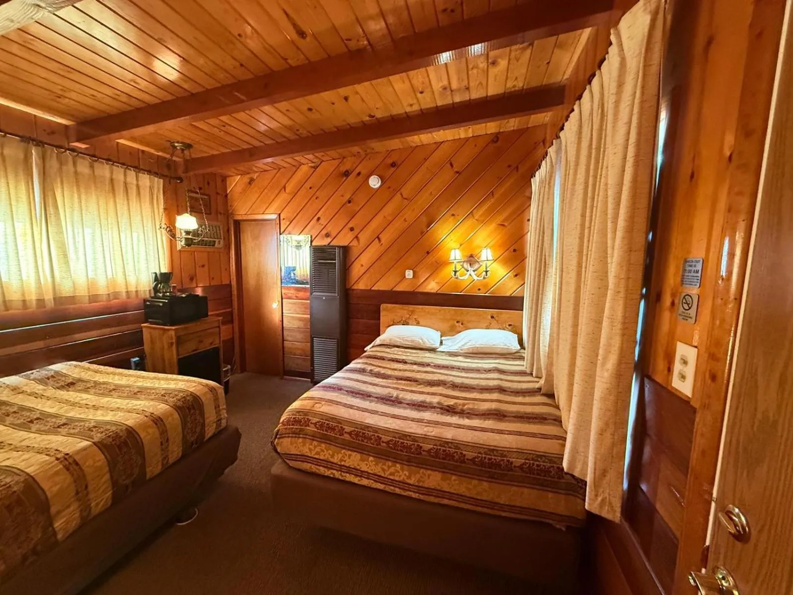 Bed in Toiyabe Motel