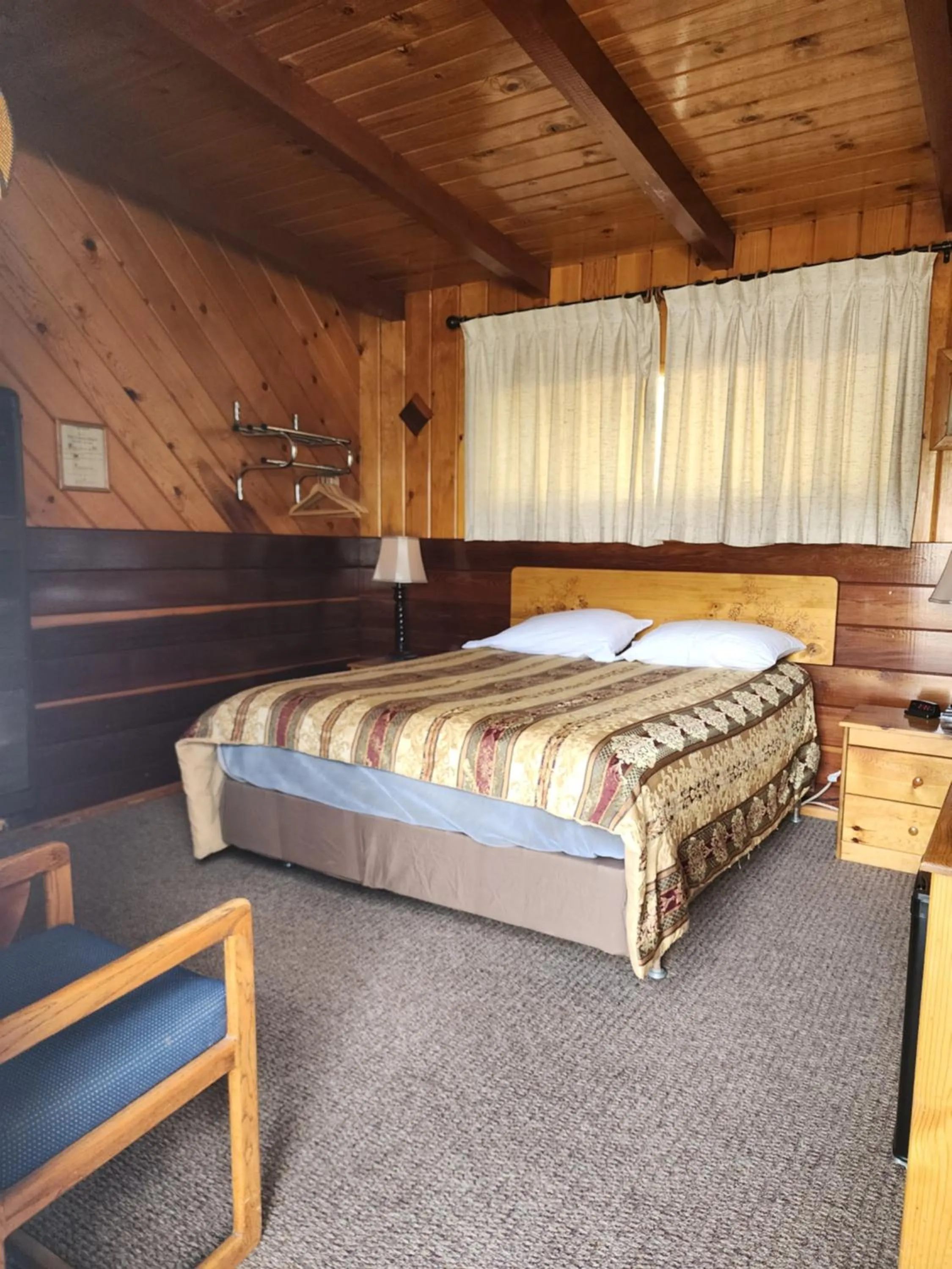 Bed in Toiyabe Motel