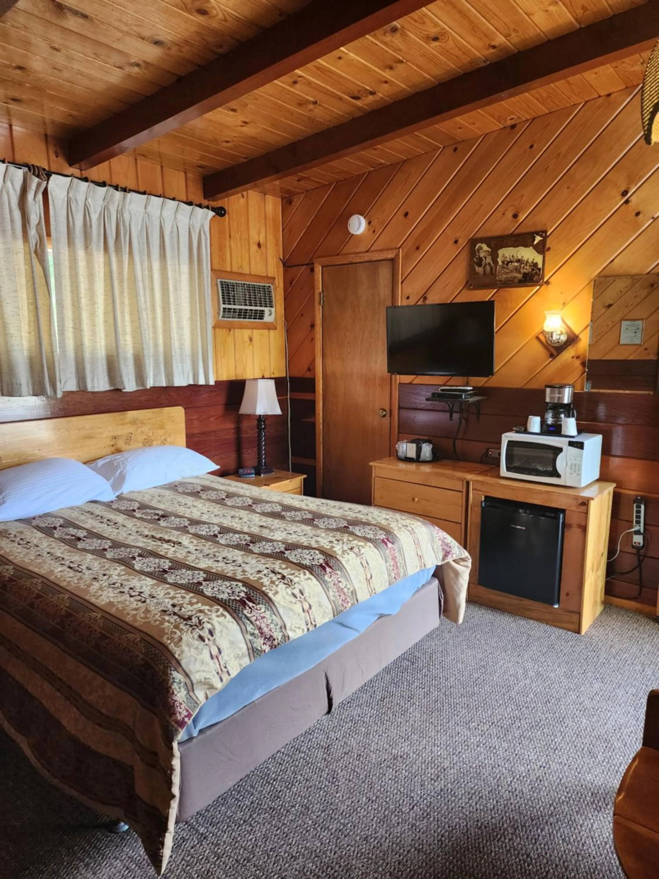 Bed in Toiyabe Motel
