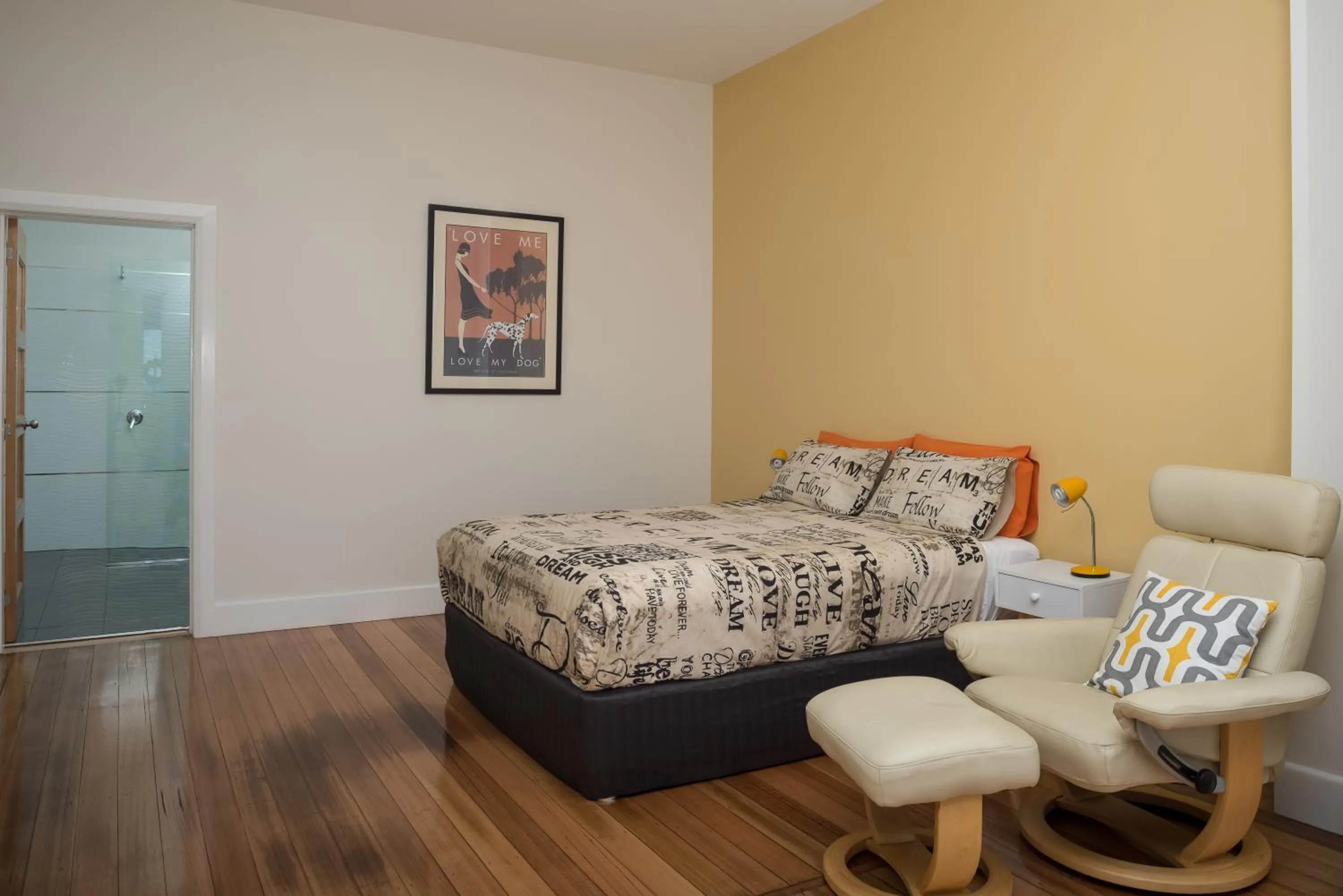 Photo of the whole room, Bed in Penguin Waterfront Escape