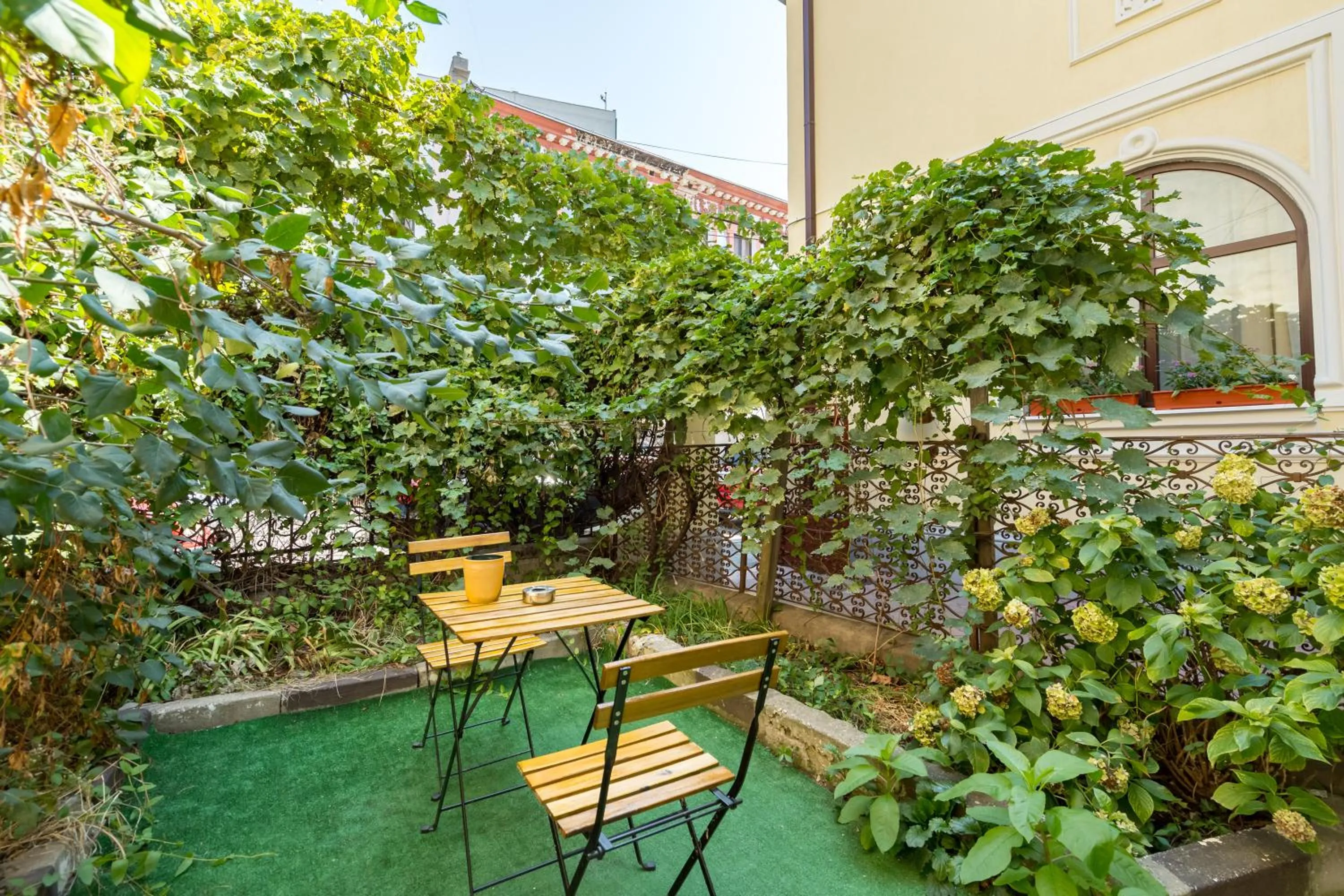 Garden in Emil Balaban Luxury Apart-Hotel