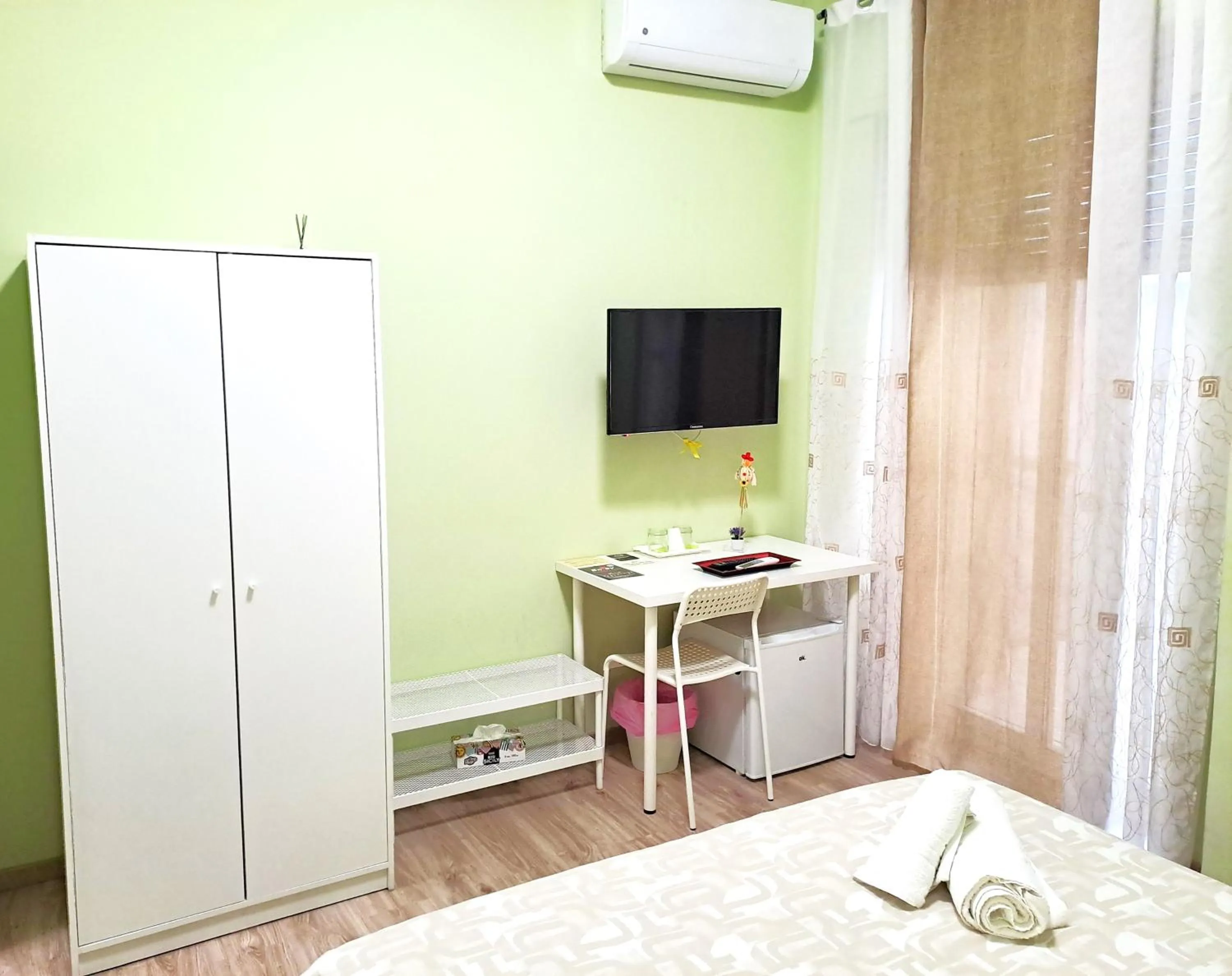 wardrobe, Bed in B&B SALLY