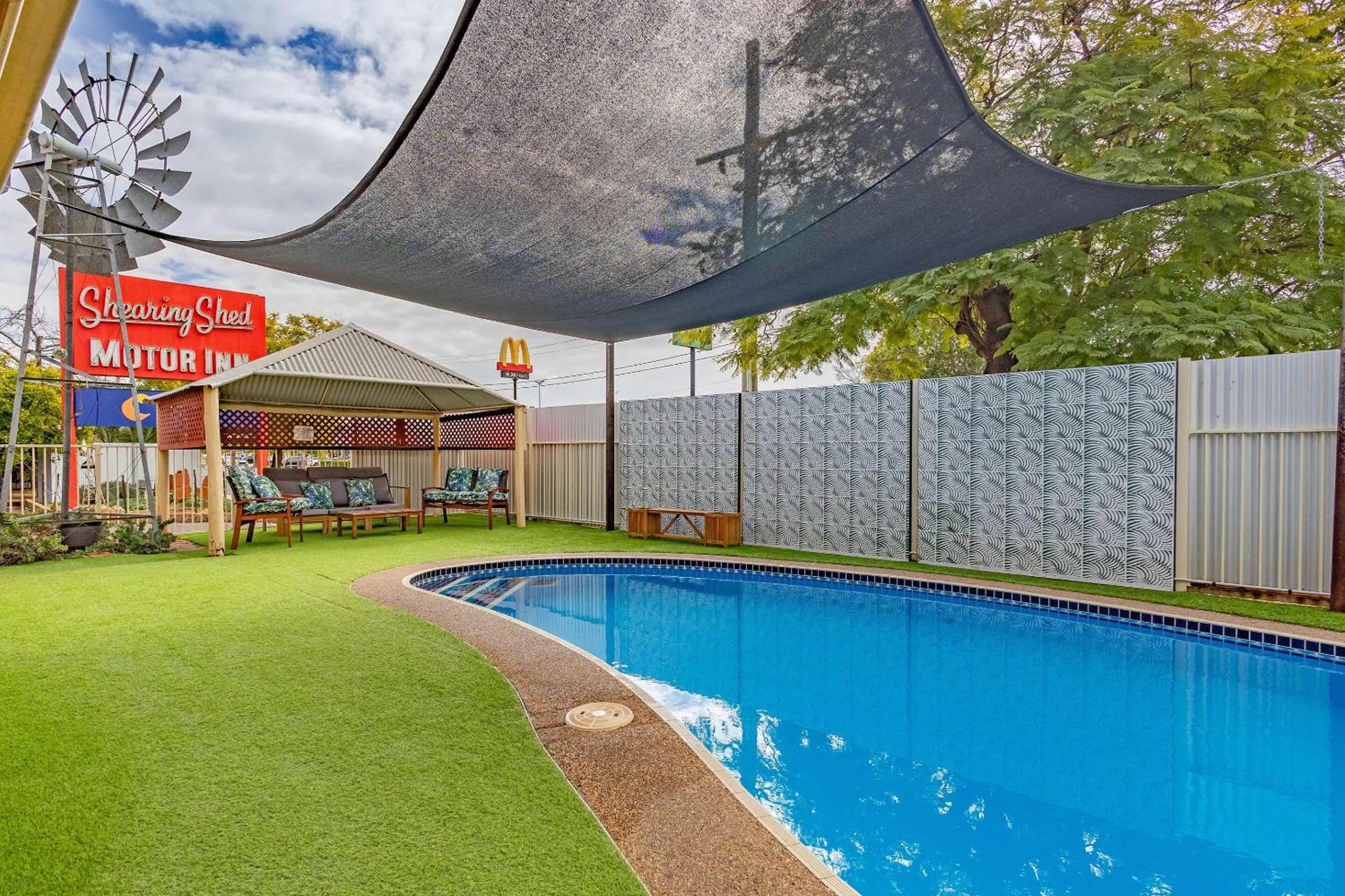 Swimming pool in Shearing Shed Motor Inn