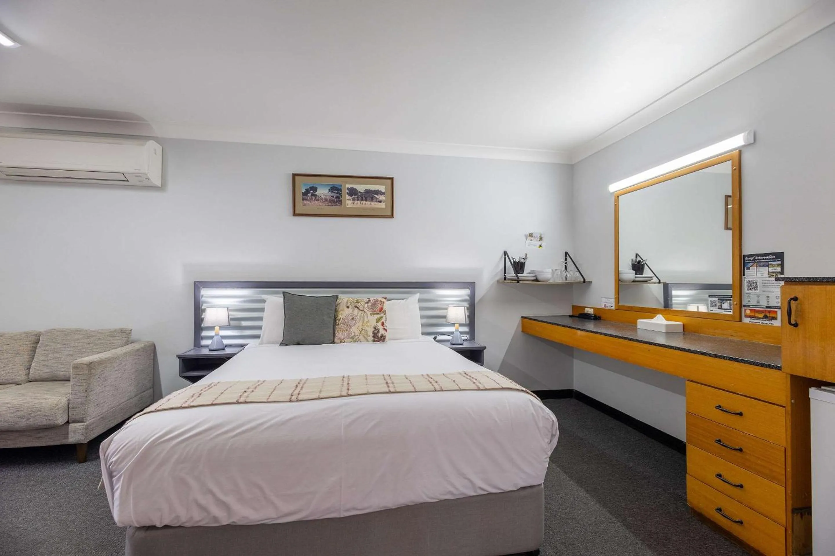 Bedroom, Bed in Shearing Shed Motor Inn