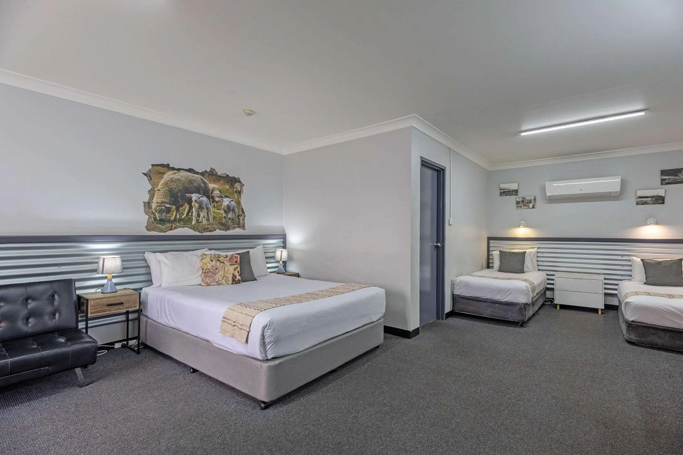Bedroom, Bed in Shearing Shed Motor Inn