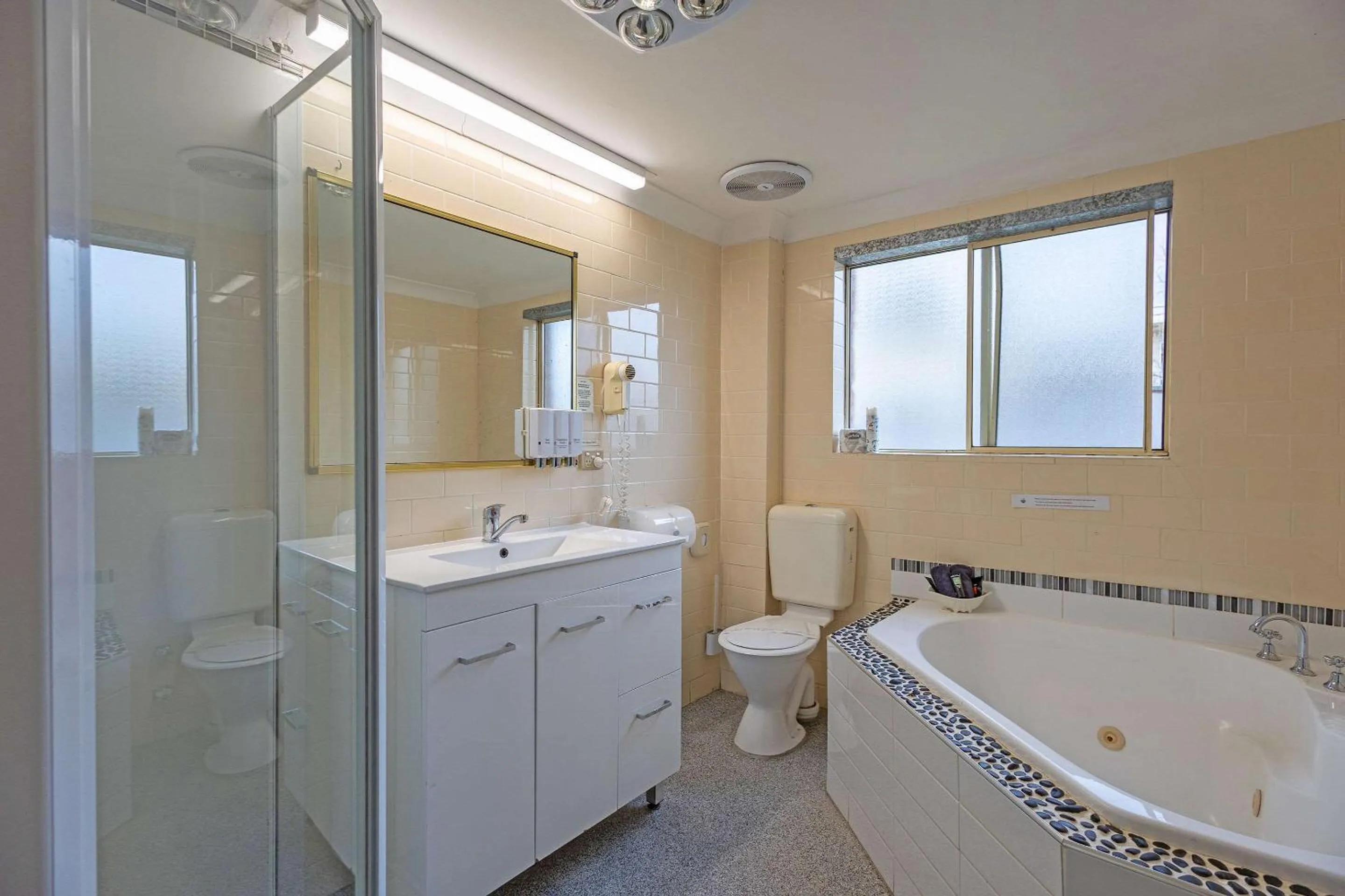 Bedroom in Shearing Shed Motor Inn