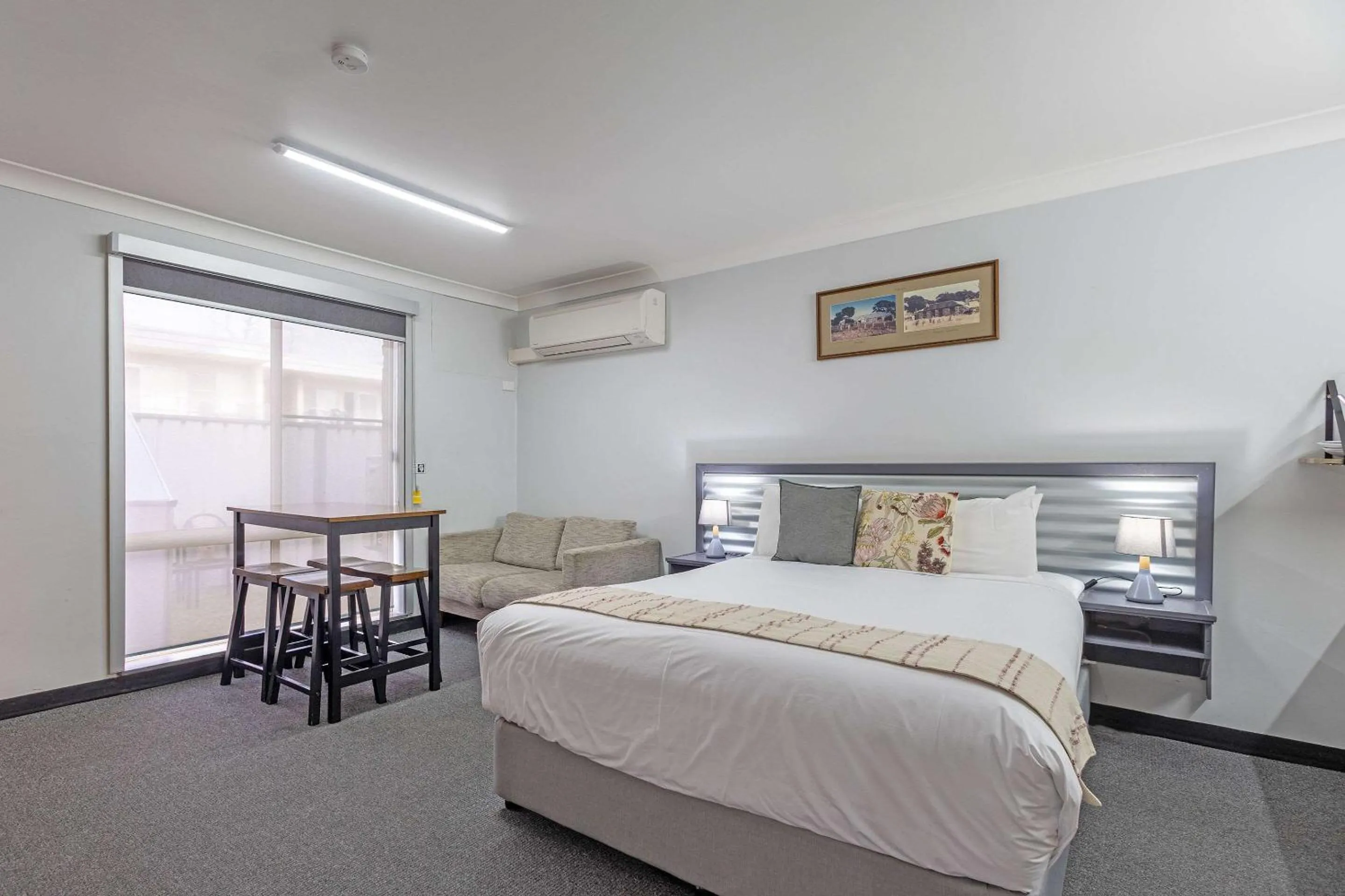 Bedroom, Bed in Shearing Shed Motor Inn