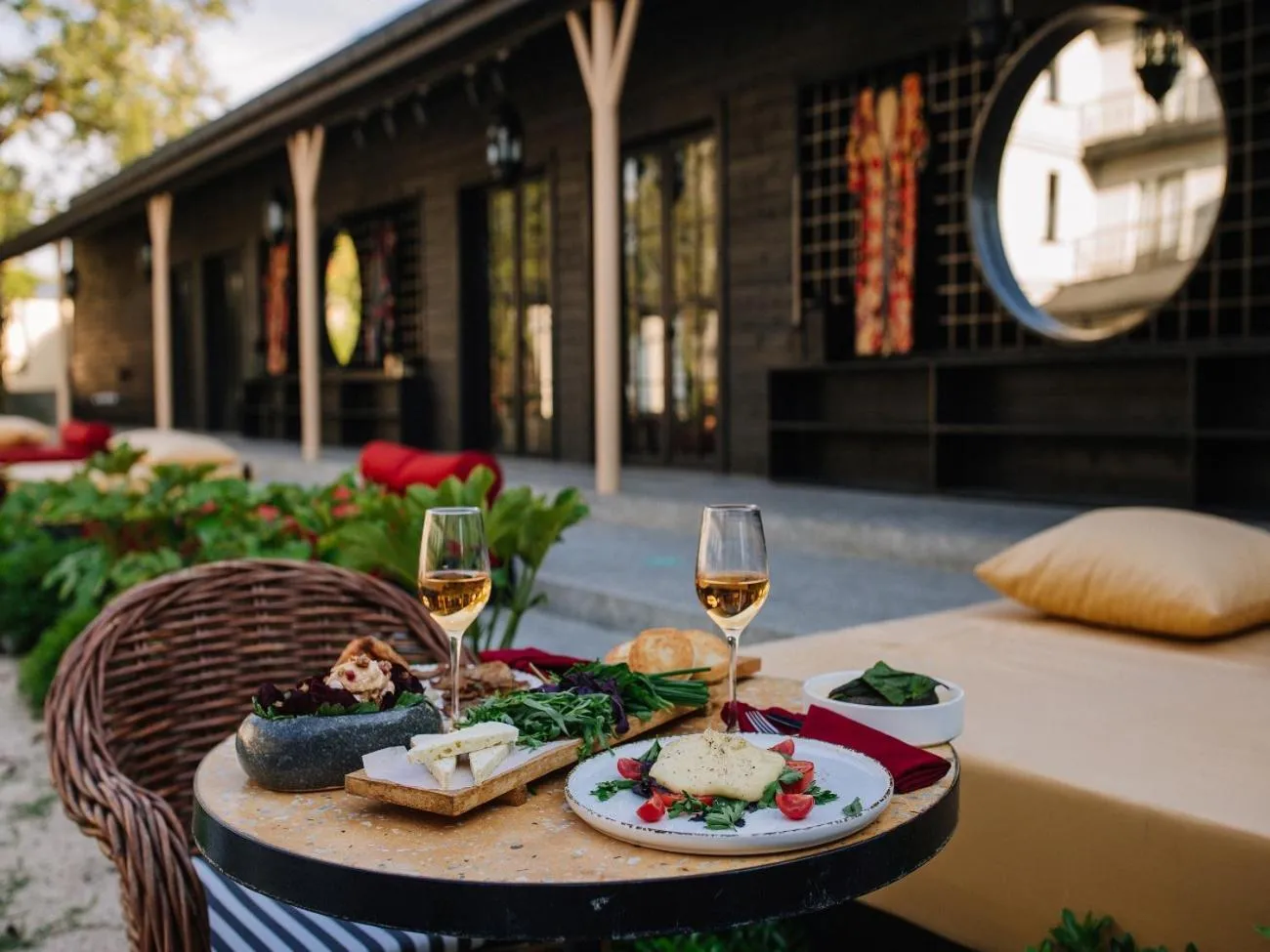 Restaurant/places to eat in Esquisse Design Hotel