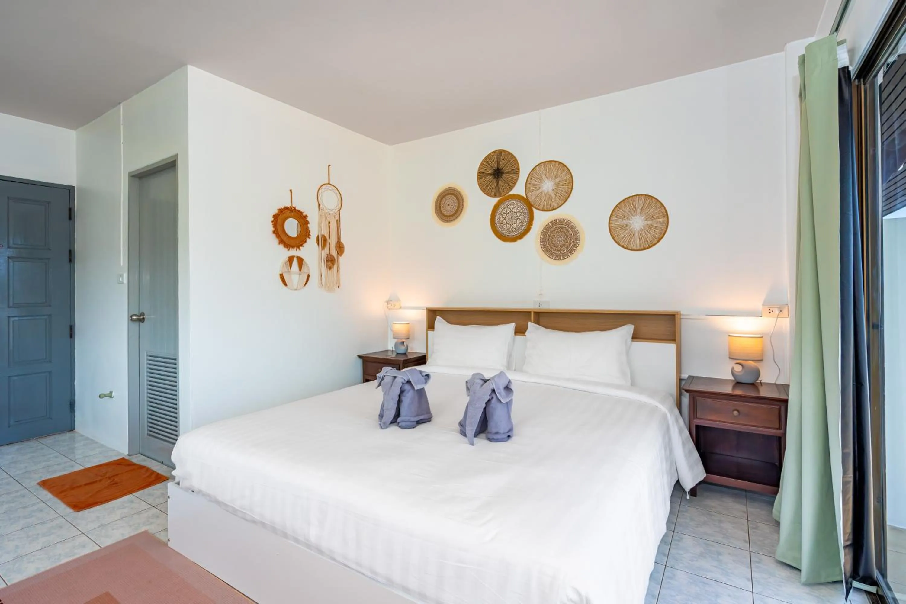 Bed in Kata Hill Sea View Hotel