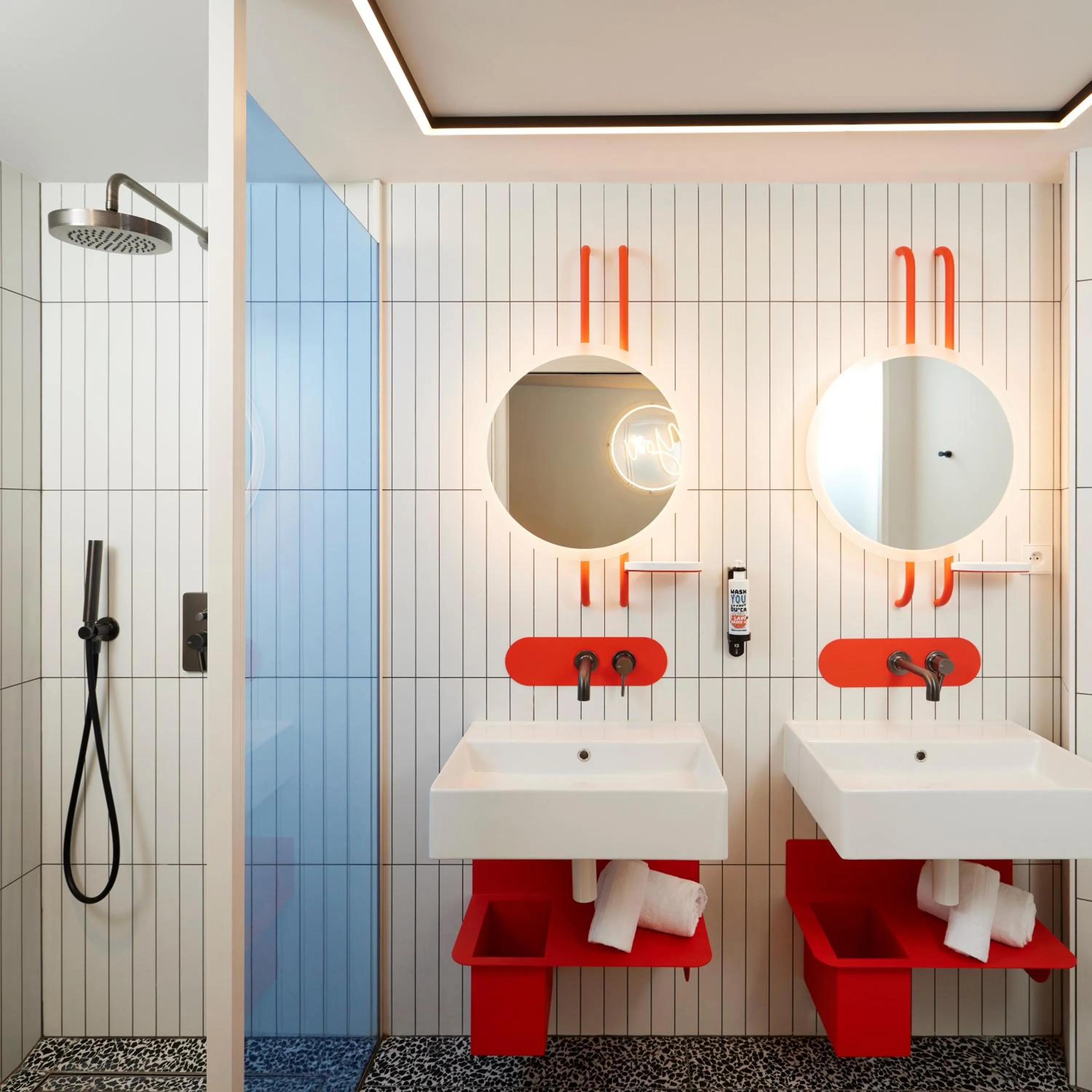 Shower in You Hotel Deauville - Handwritten Collection