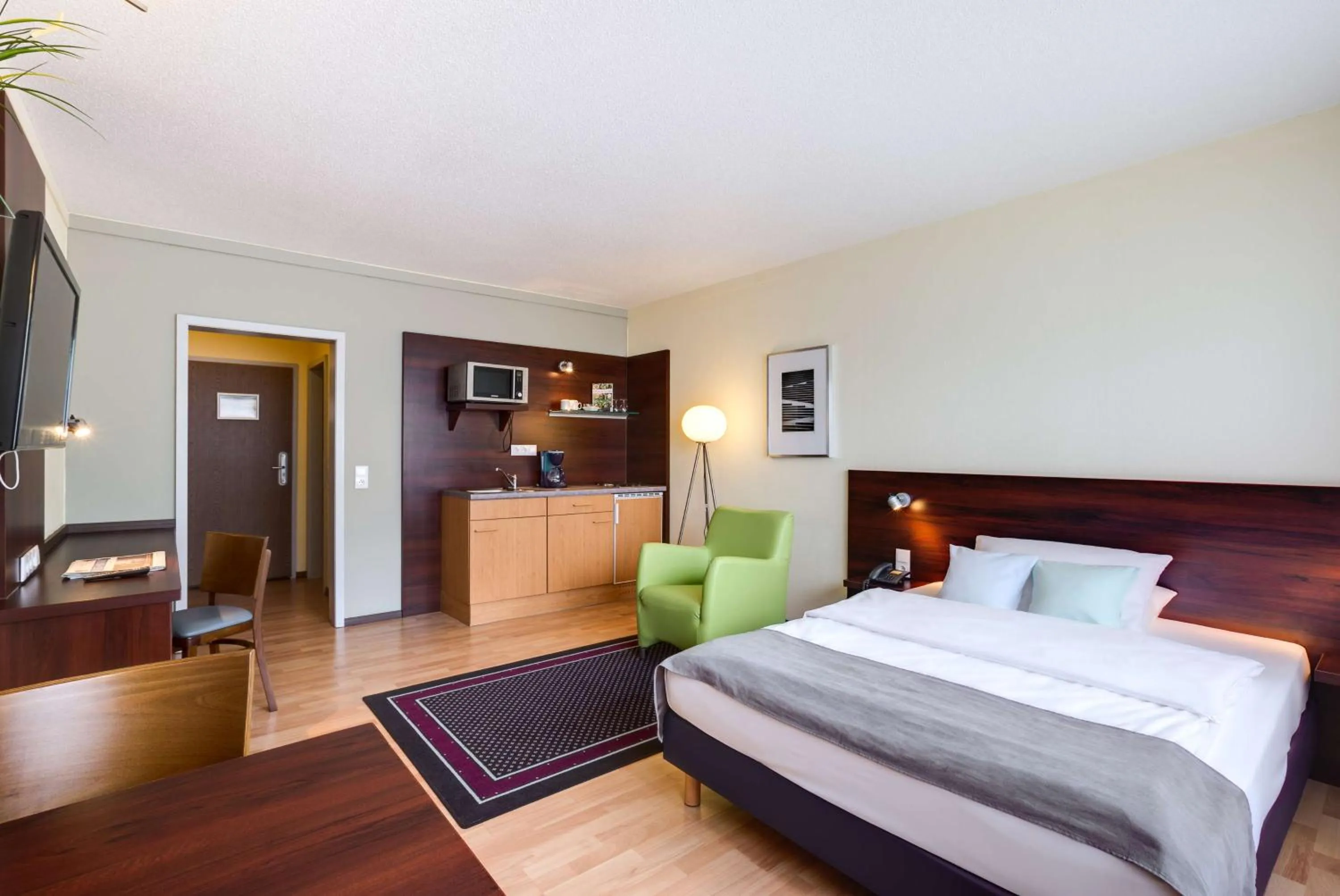 Kitchen or kitchenette, Bed in Best Western Hotel Ambassador