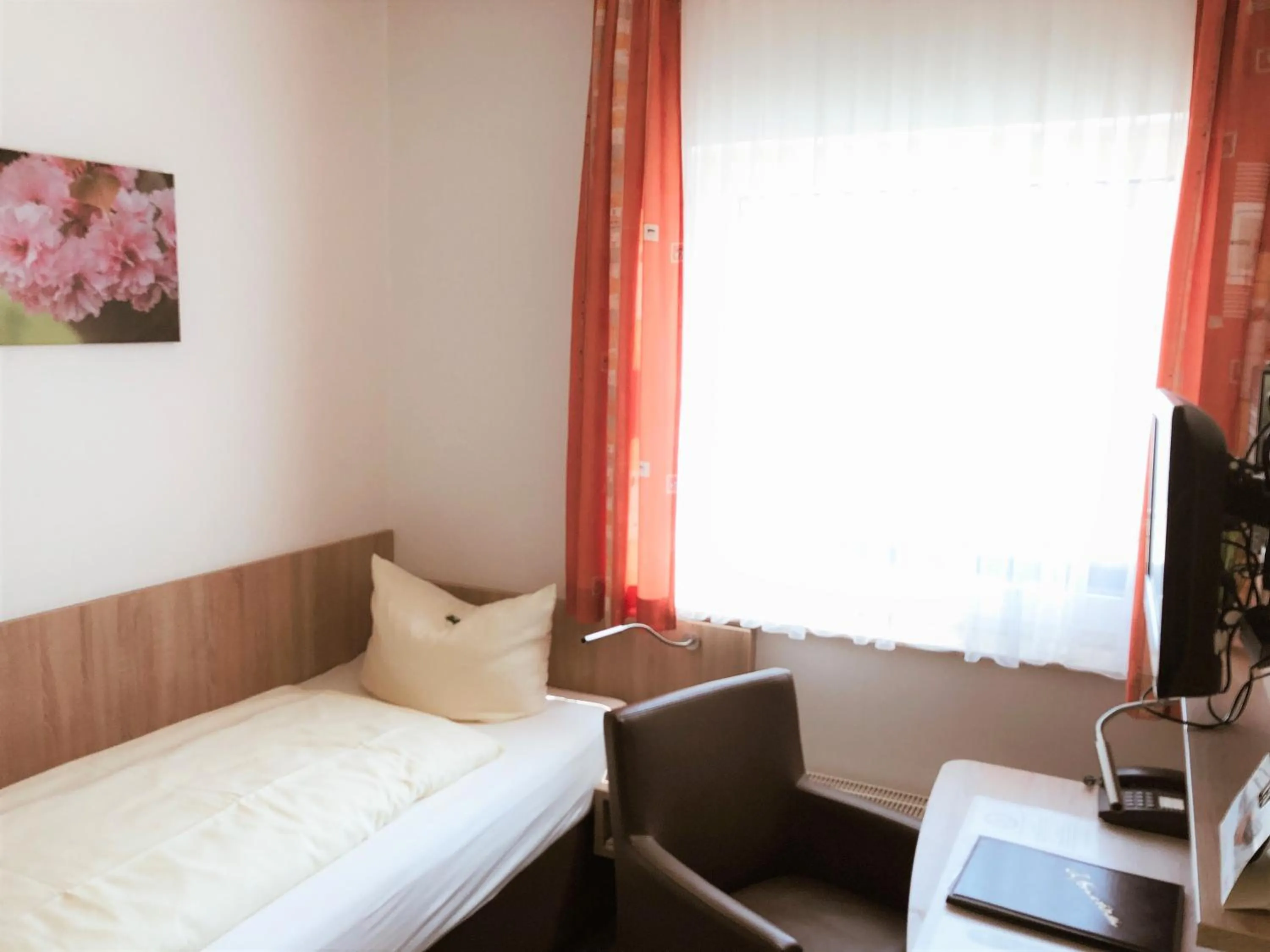 Photo of the whole room, Bed in Hotel Pfennigskrug