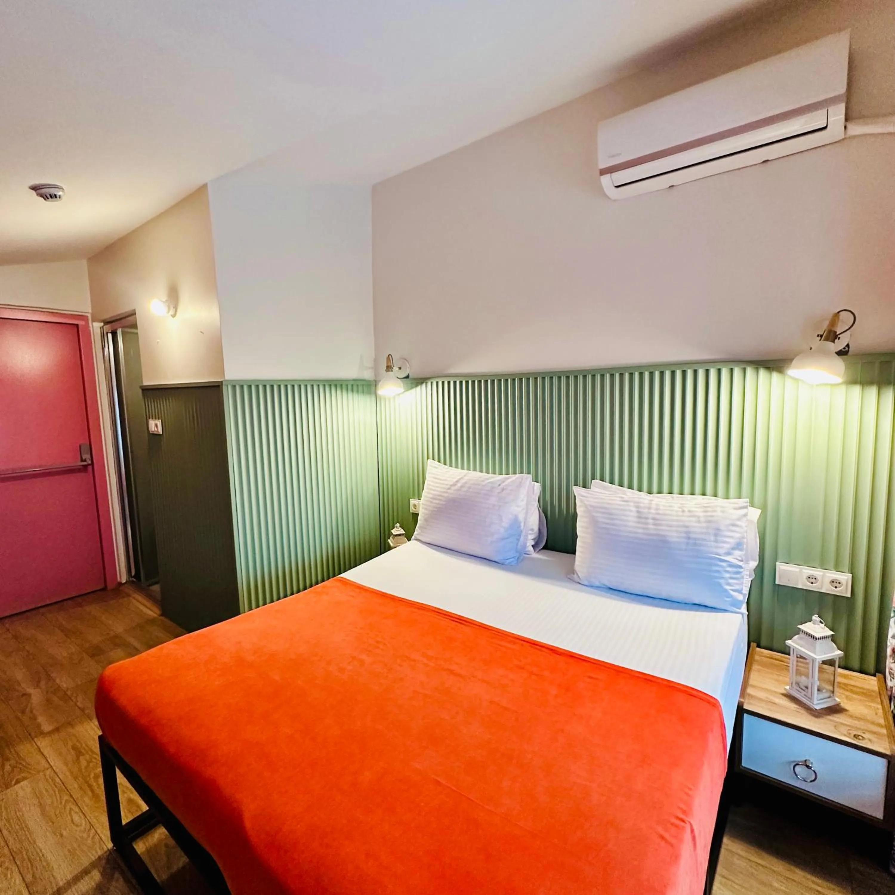 Photo of the whole room, Bed in Casa Rosa Suites