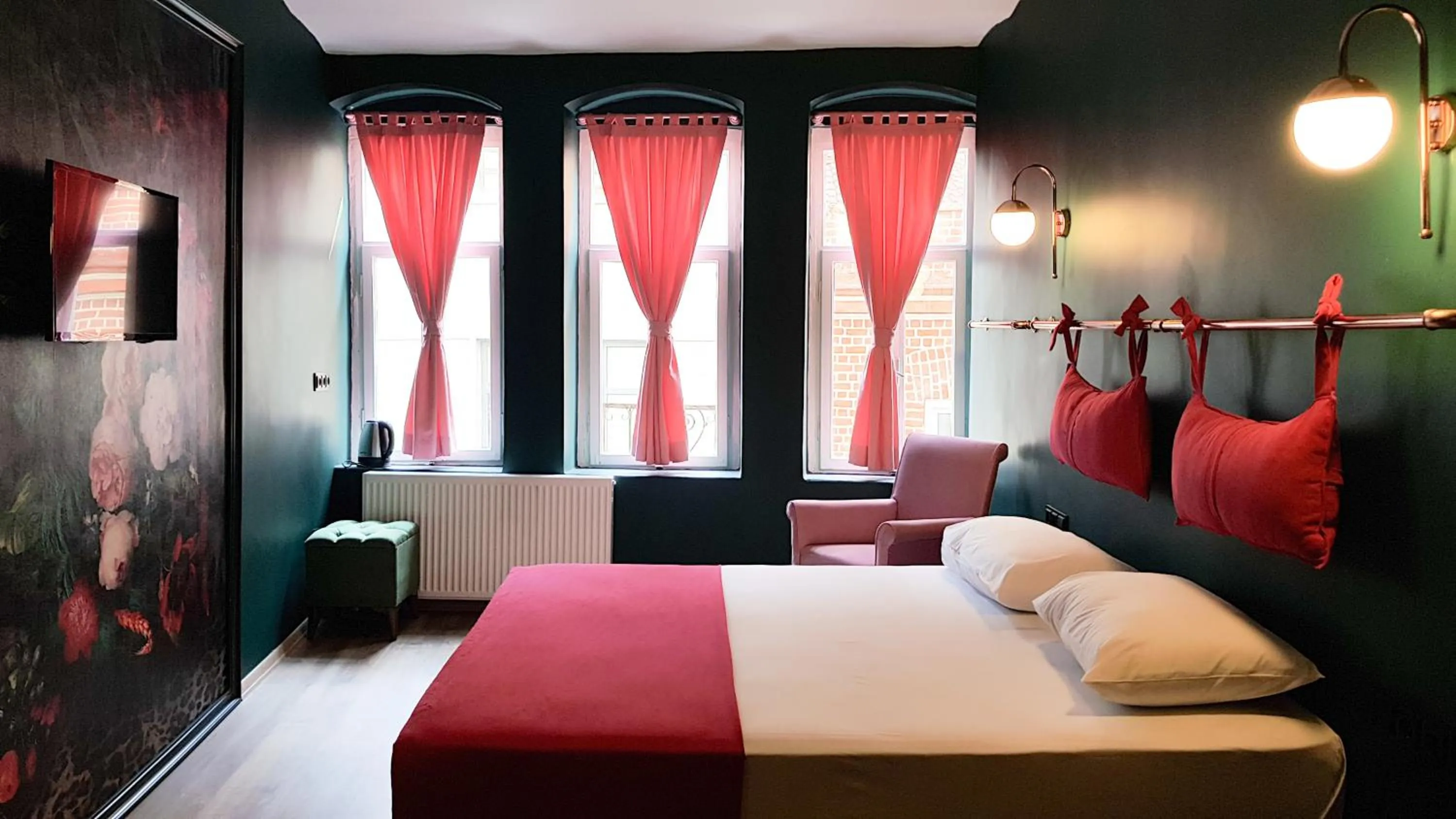 Photo of the whole room, Bed in Casa Rosa Suites