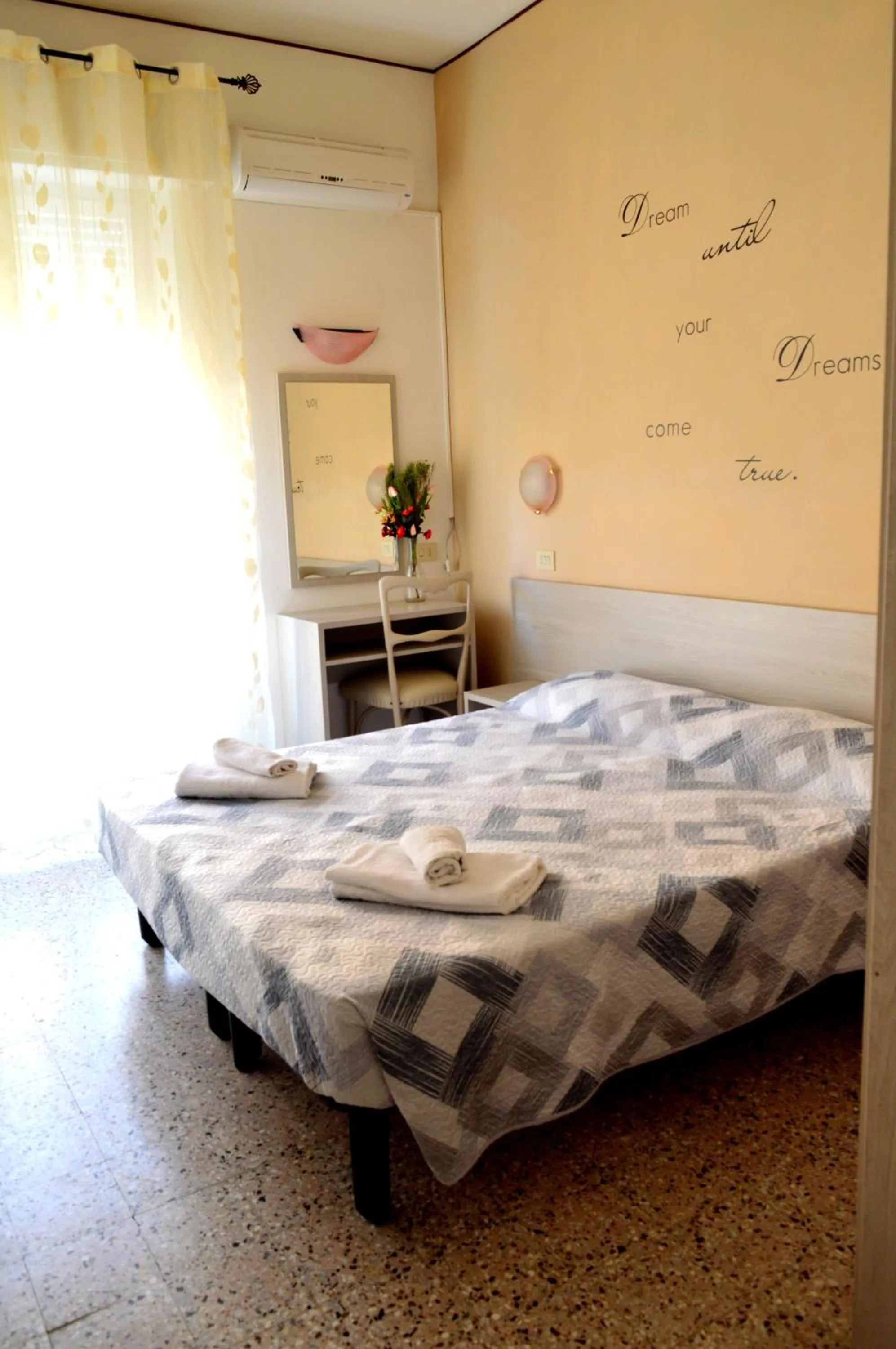 Photo of the whole room in Hotel Cirene