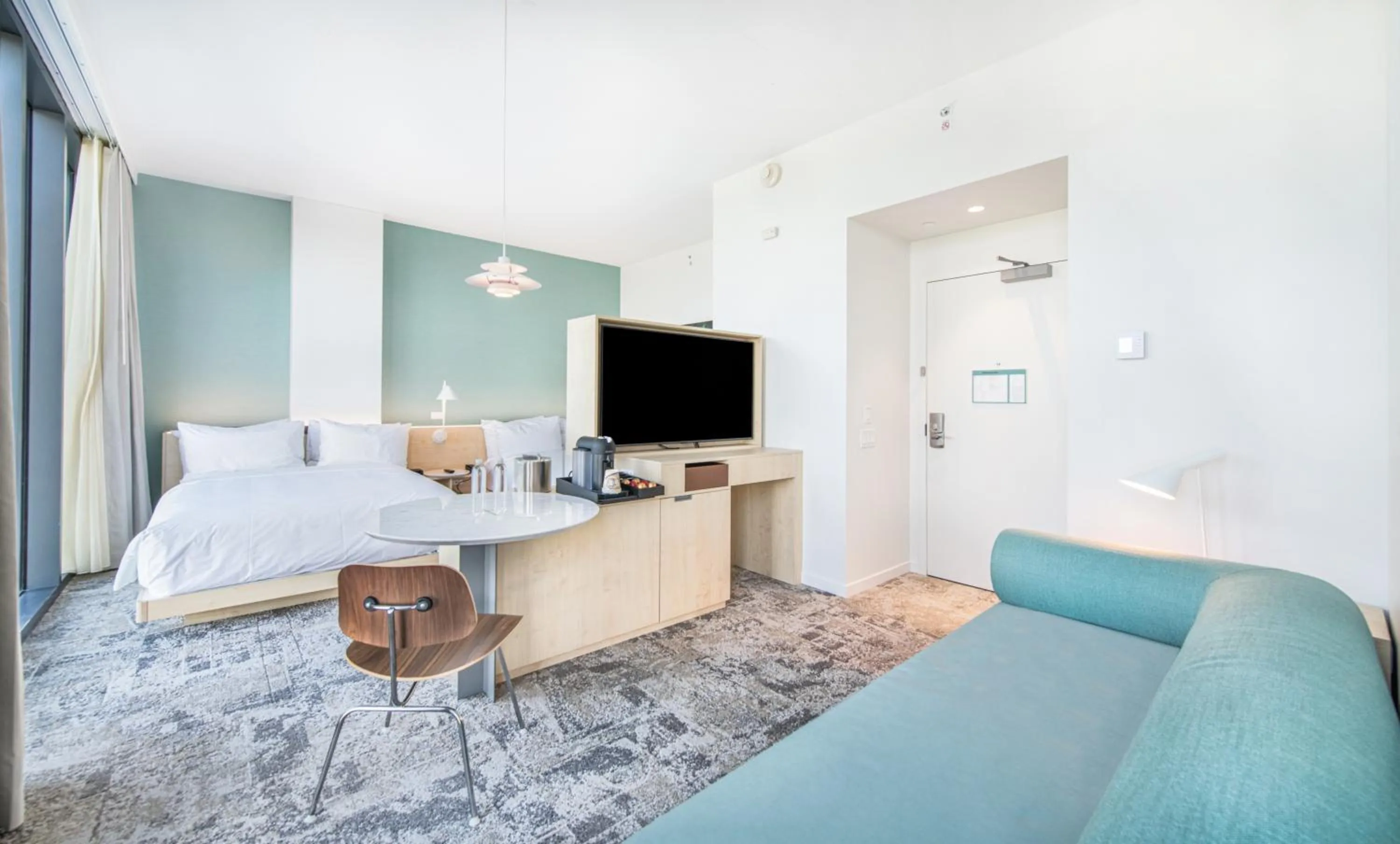 Photo of the whole room, Bed in Hotel Eleo at the University of Florida