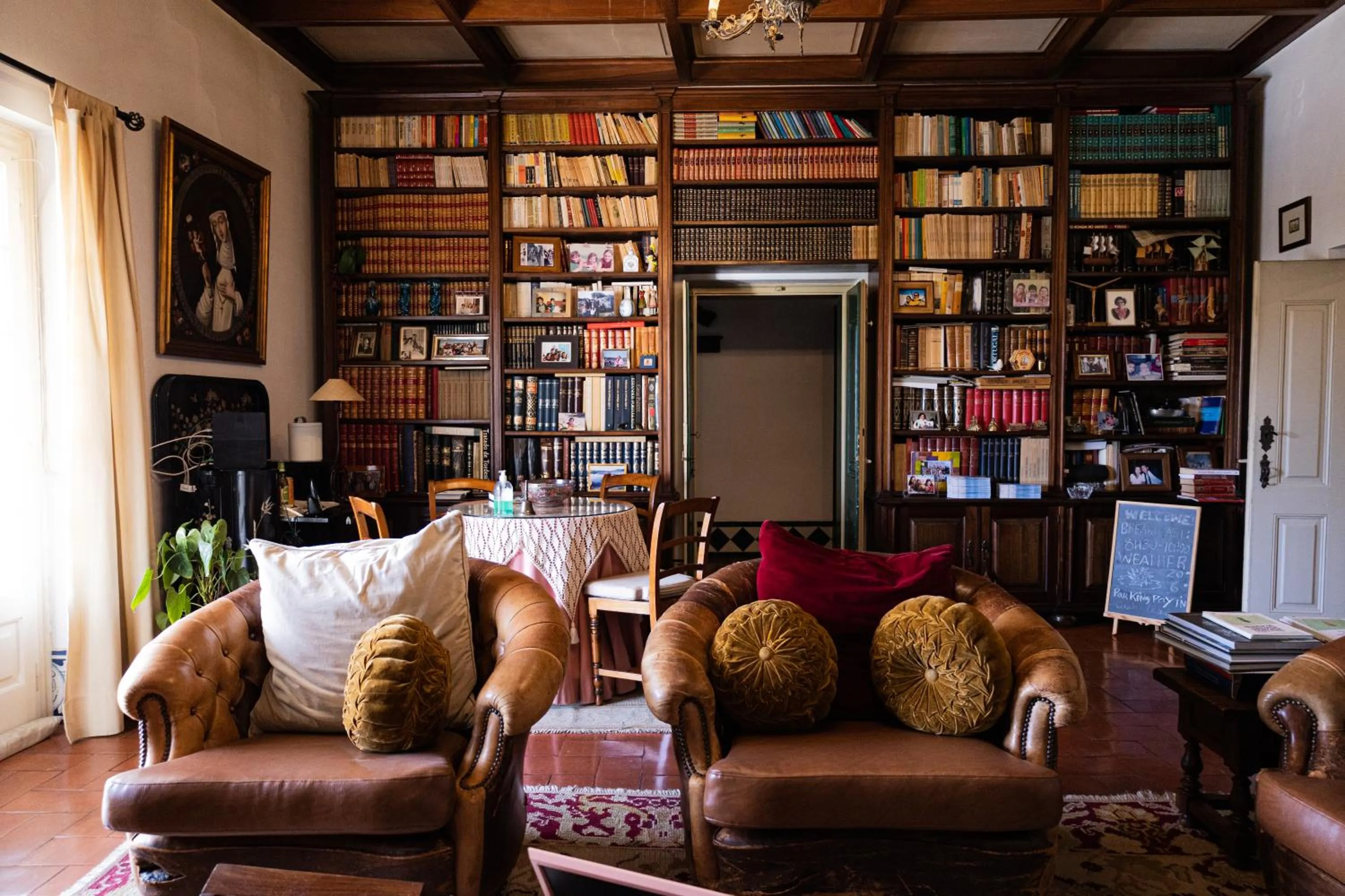 Library in Vintage Guest House - Casa do Escritor