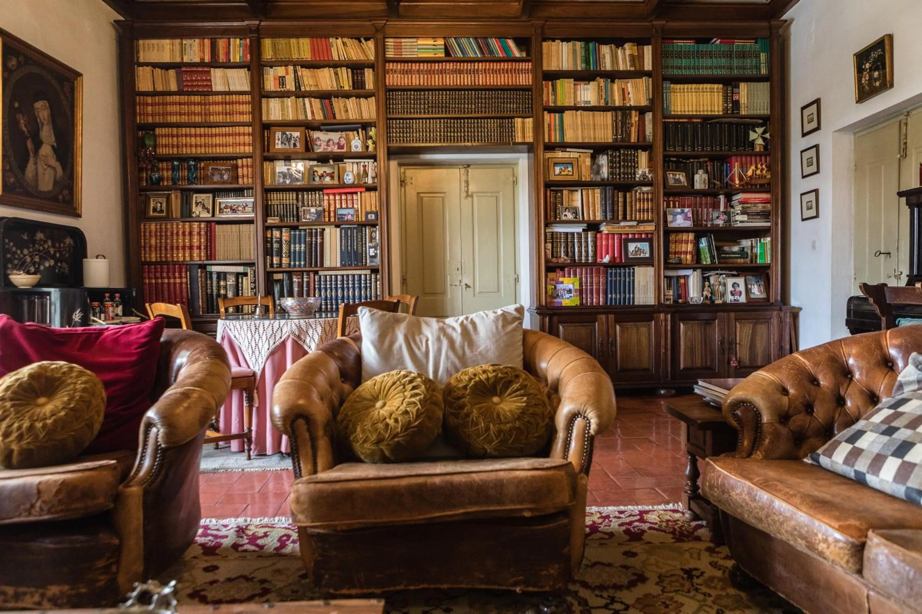 Library in Vintage Guest House - Casa do Escritor