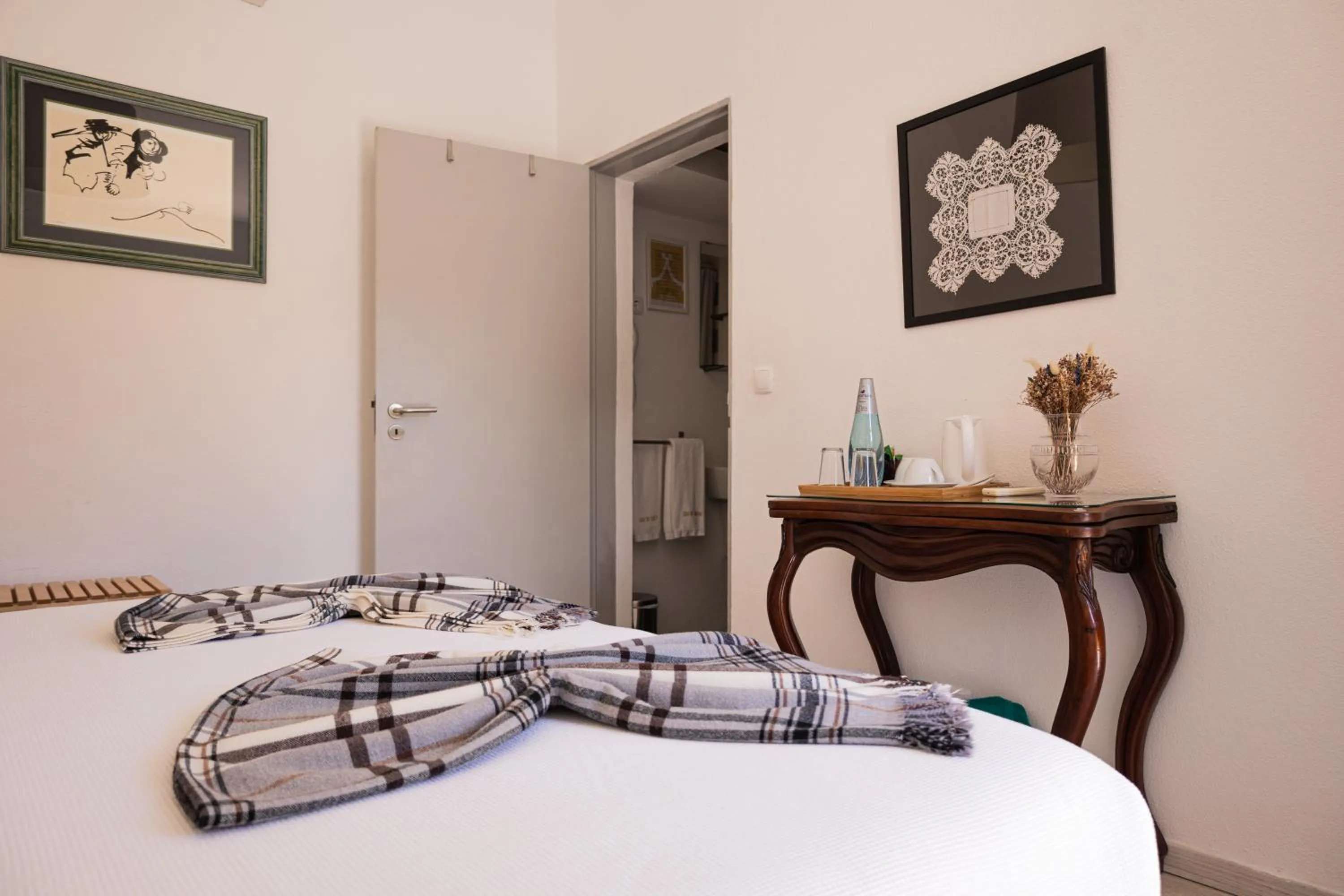 Decorative detail, Bed in Vintage Guest House - Casa do Escritor