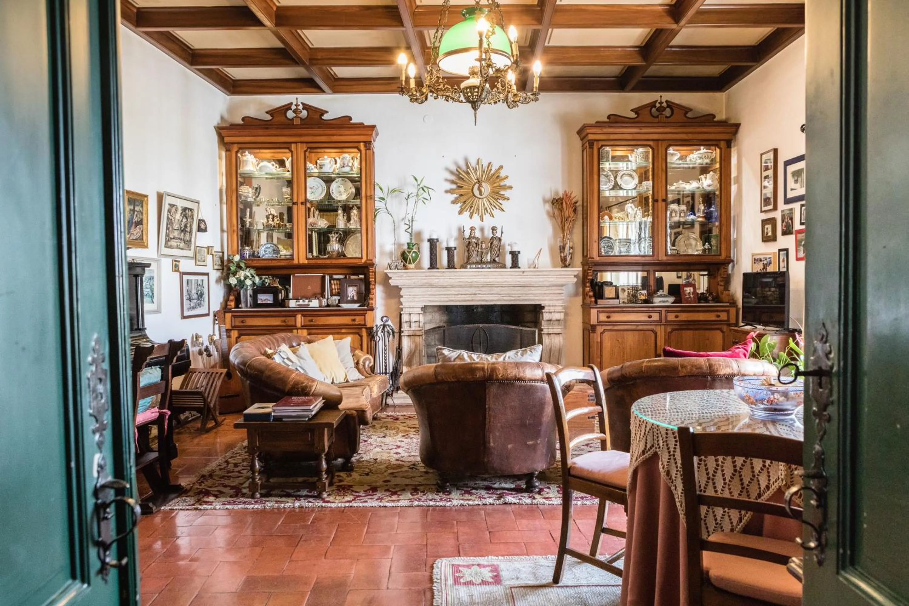 Communal lounge/ TV room in Vintage Guest House - Casa do Escritor