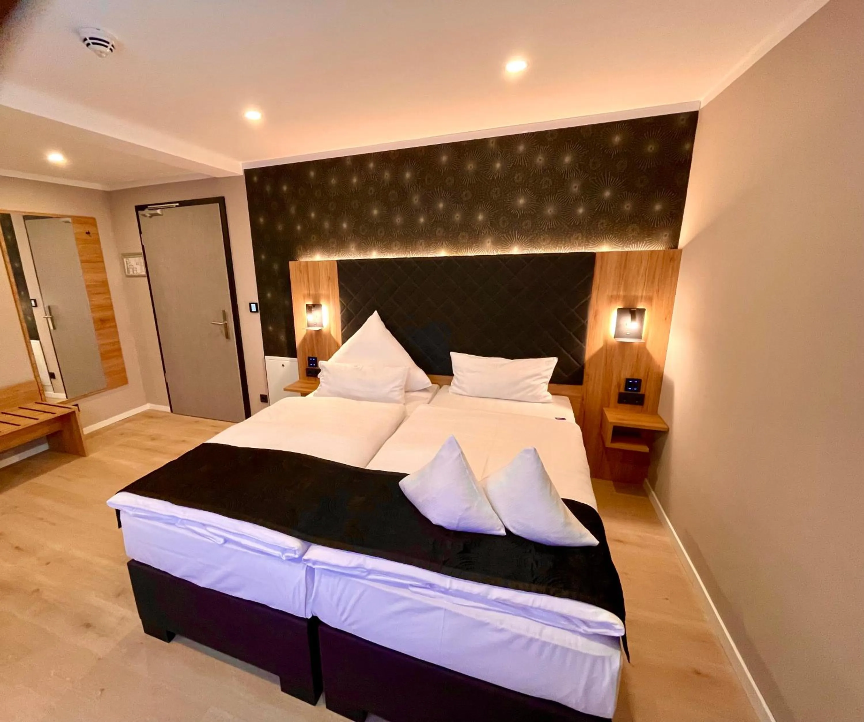 Photo of the whole room, Bed in Akzent Hotel Tietmeyer & Cross Side