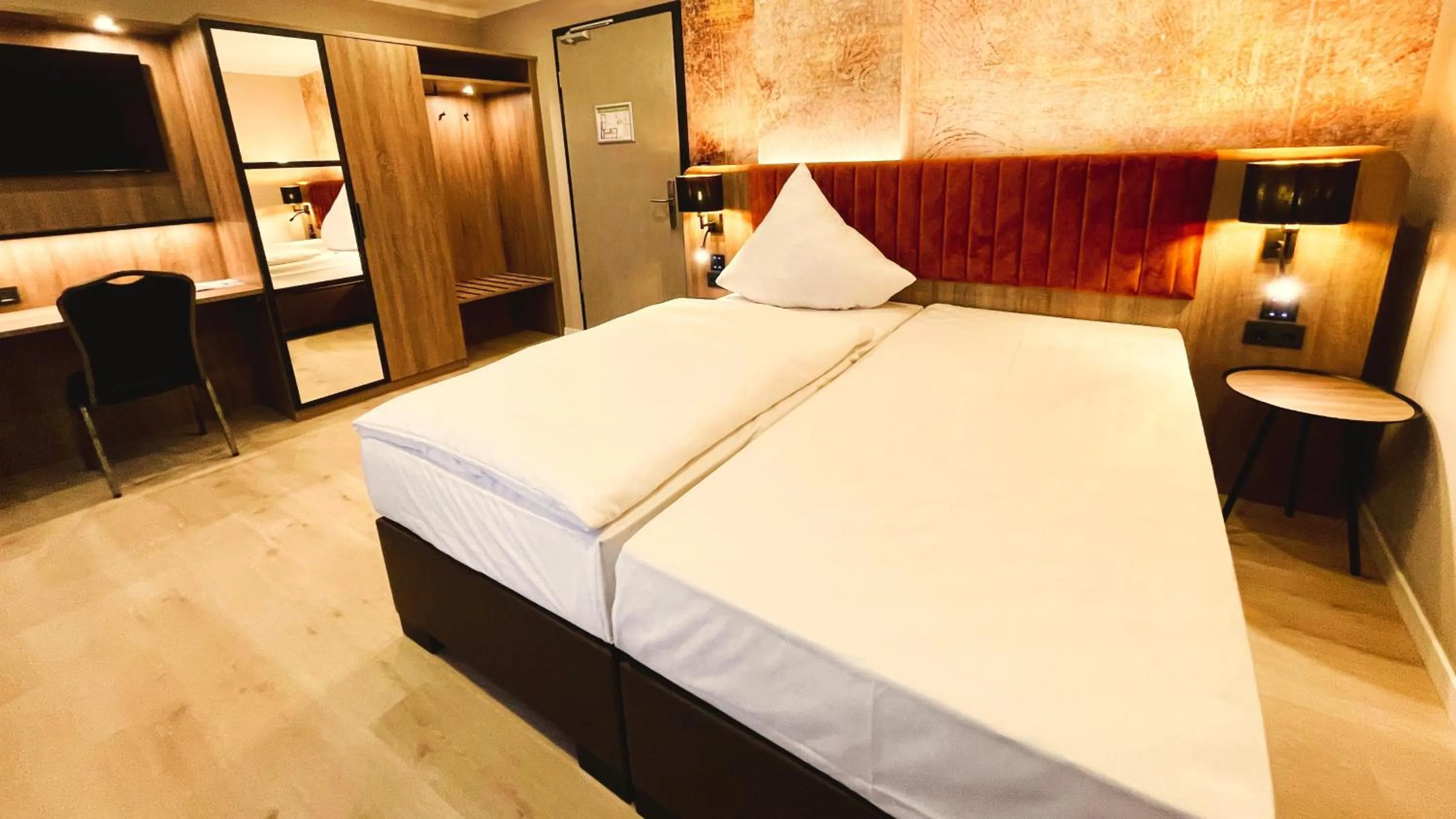 Photo of the whole room, Bed in Akzent Hotel Tietmeyer & Cross Side