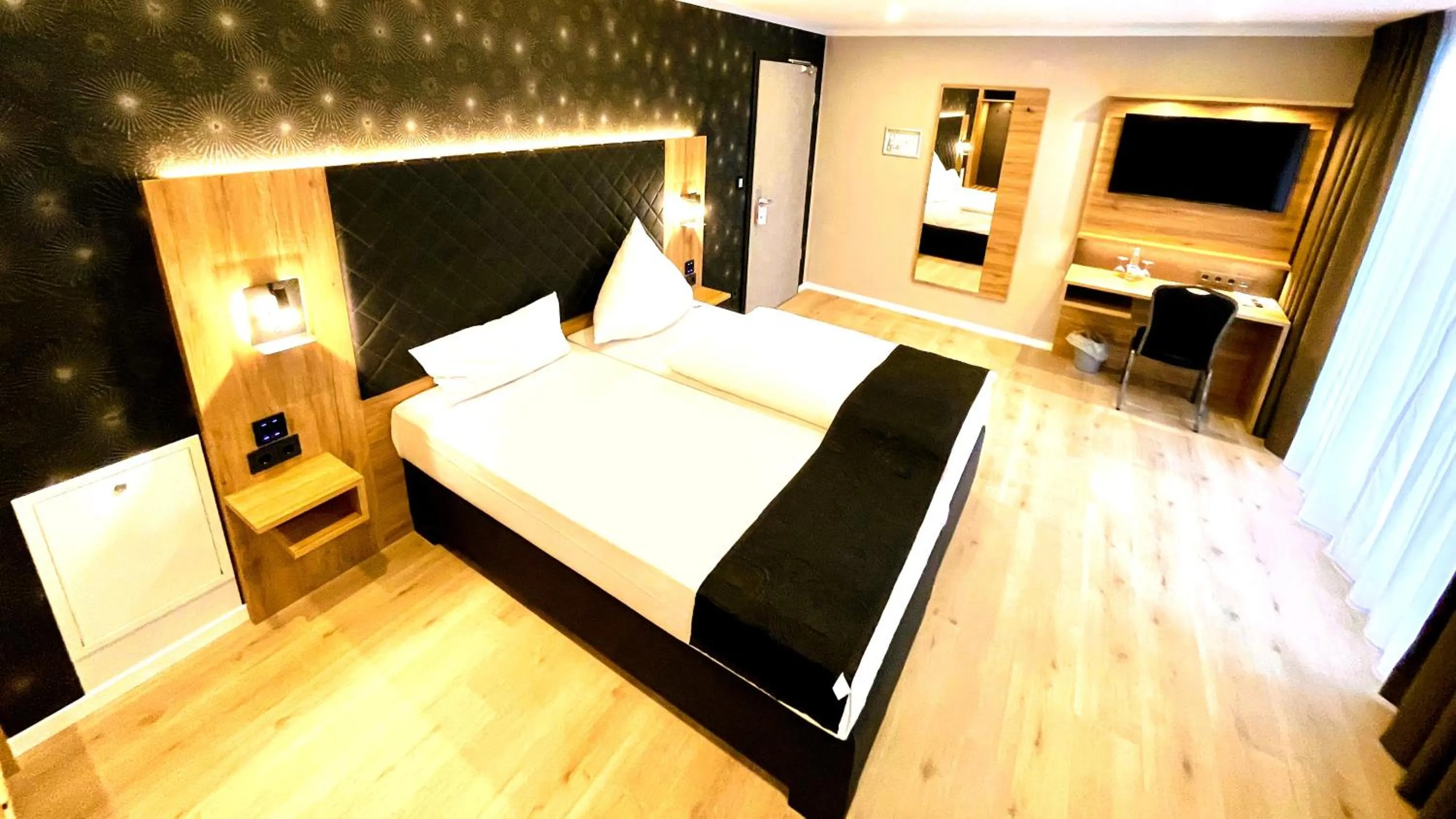 Photo of the whole room, Bed in Akzent Hotel Tietmeyer & Cross Side