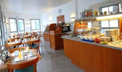 Restaurant/places to eat in ALFA Hotel - Superior