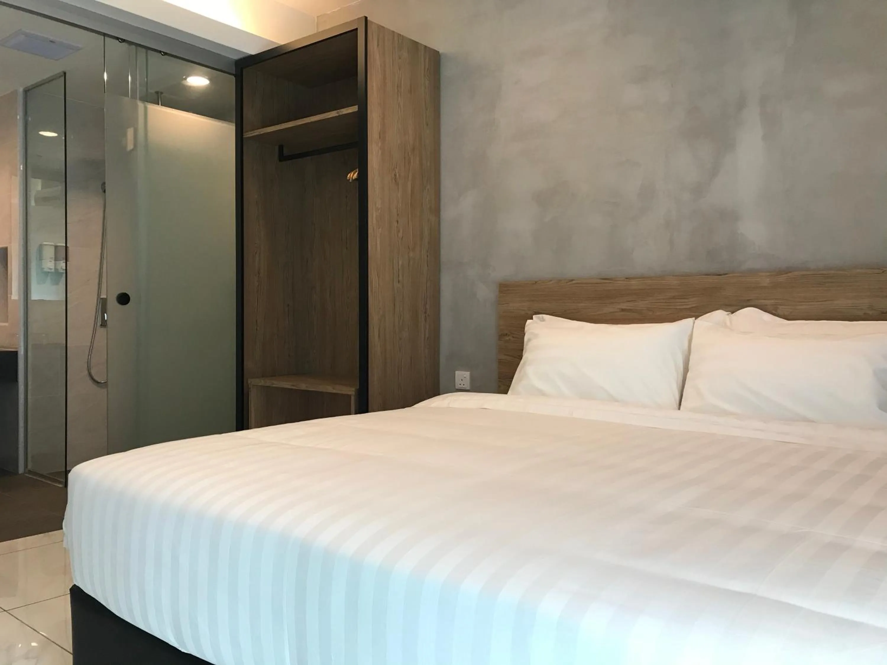 Shower, Bed in Dandelion Inn