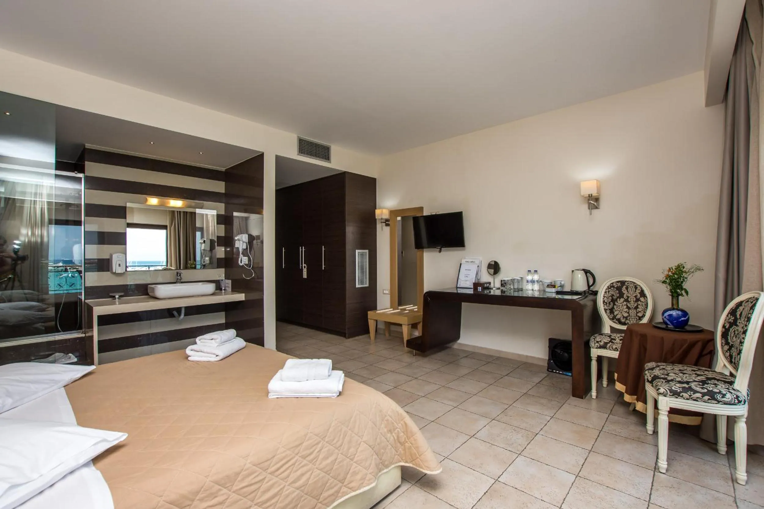 Photo of the whole room in Dali