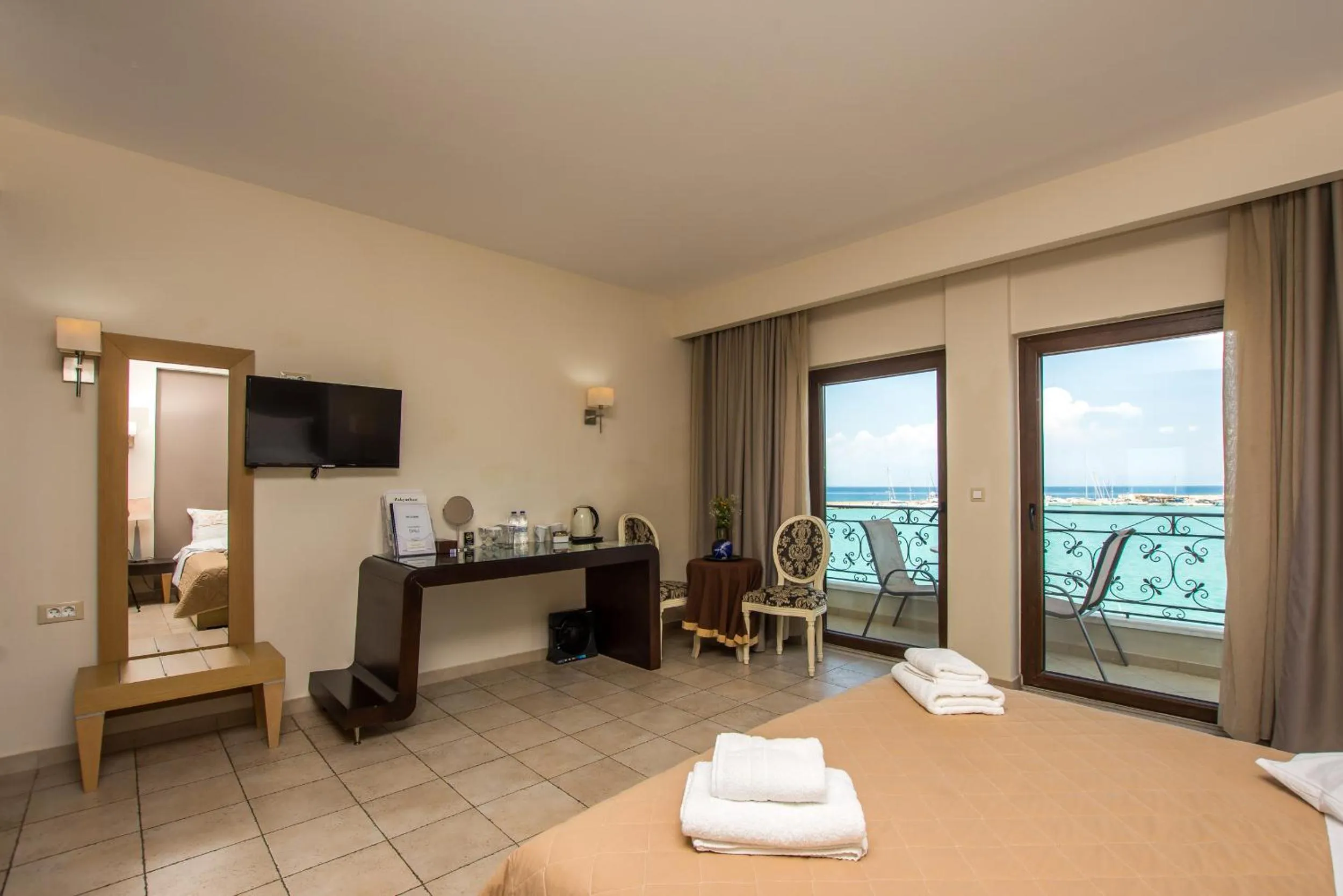 Sea view, Bed in Dali