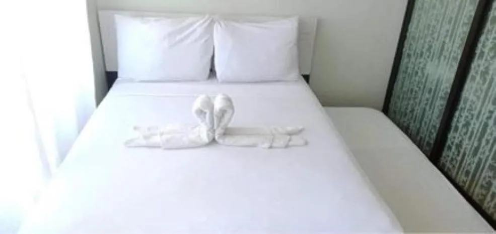 Bed in ONE OASIS B2 back of SM MALL free pool wifi