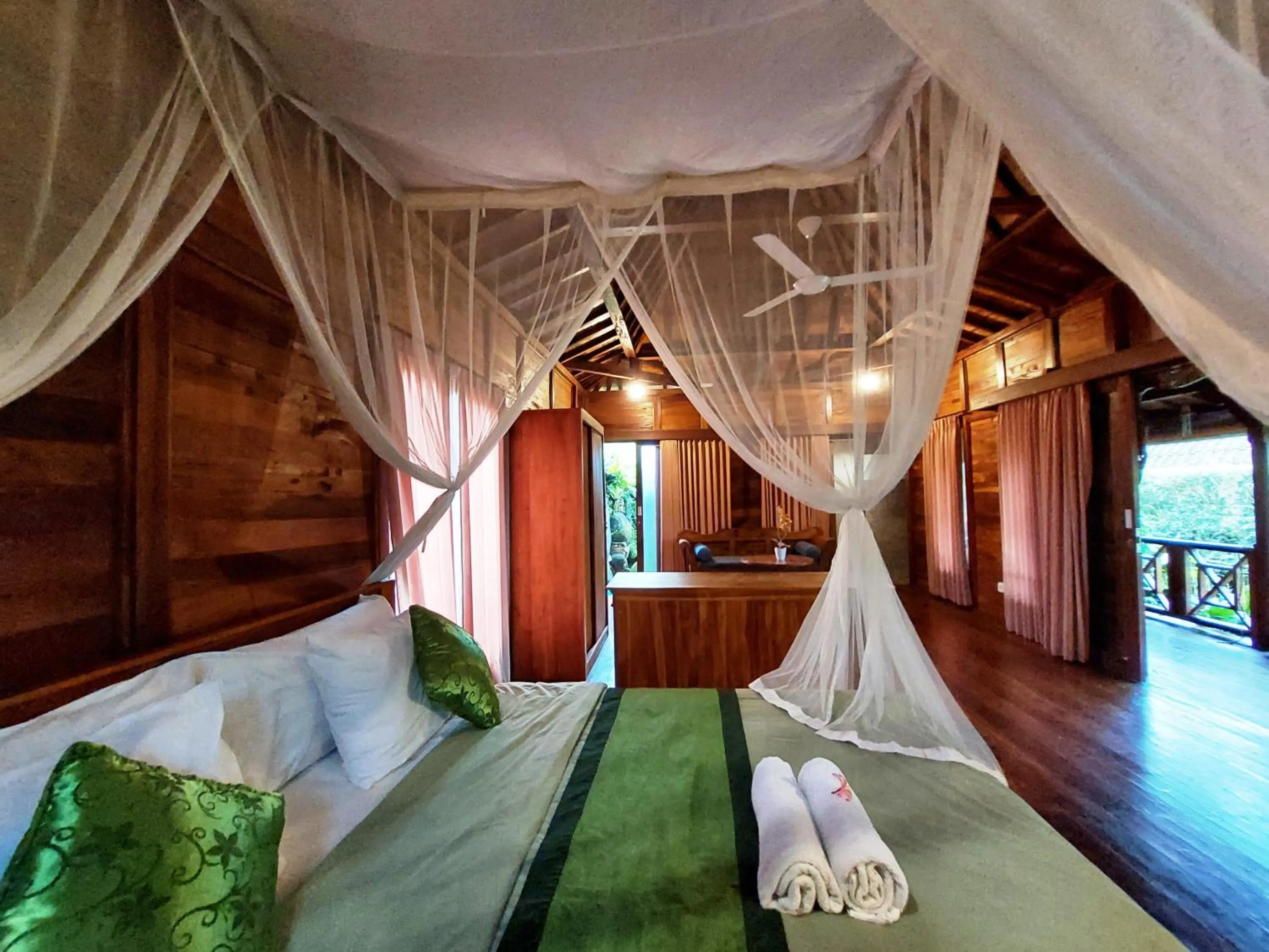 Bed in Shivananda Antique Villas by EPS