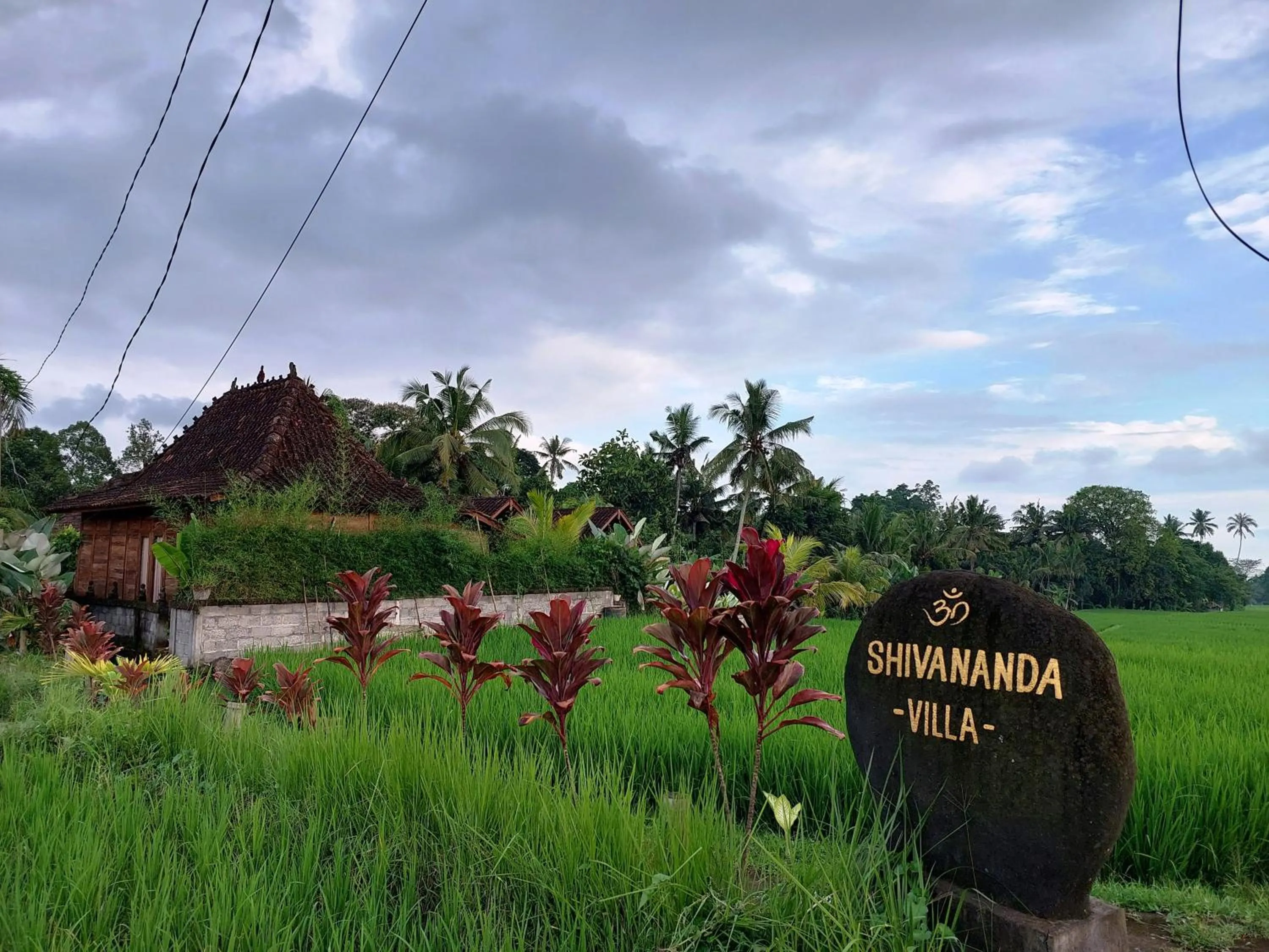 Facade/entrance in Shivananda Antique Villas by EPS