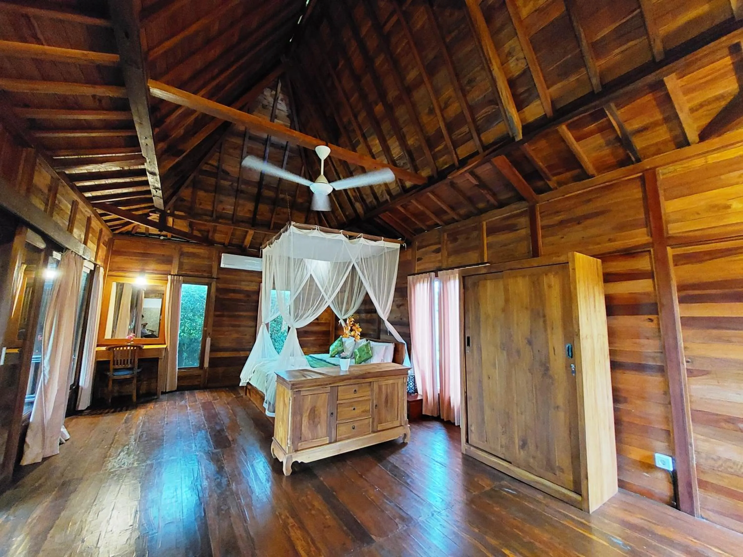 Bed in Shivananda Antique Villas by EPS