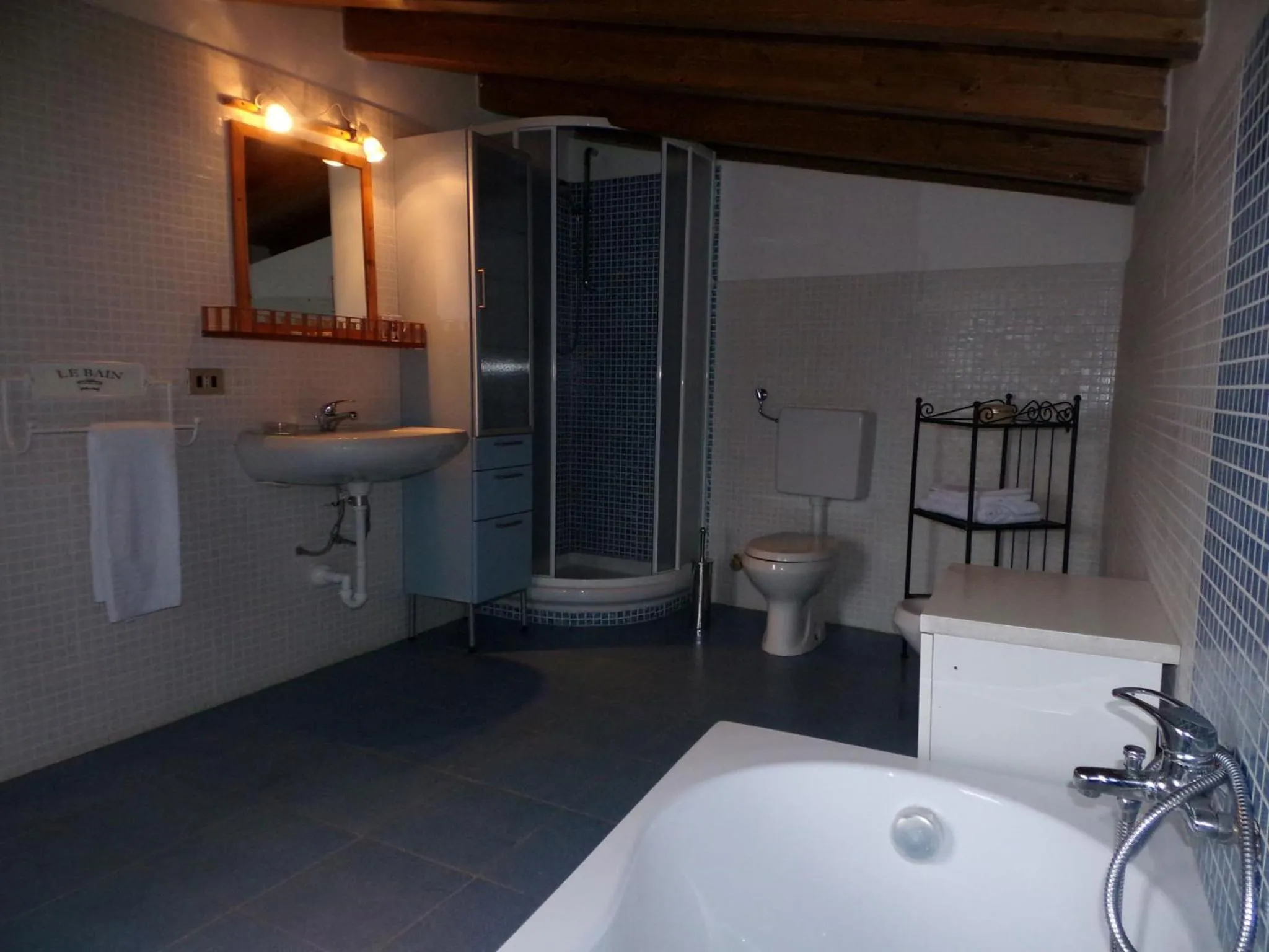 Bathroom in B&B Rocca di Bajedo