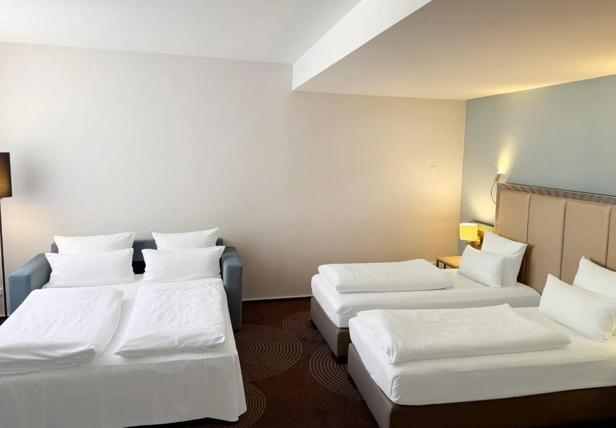 Photo of the whole room, Bed in Garner Hotel Essen - Handelshof by IHG