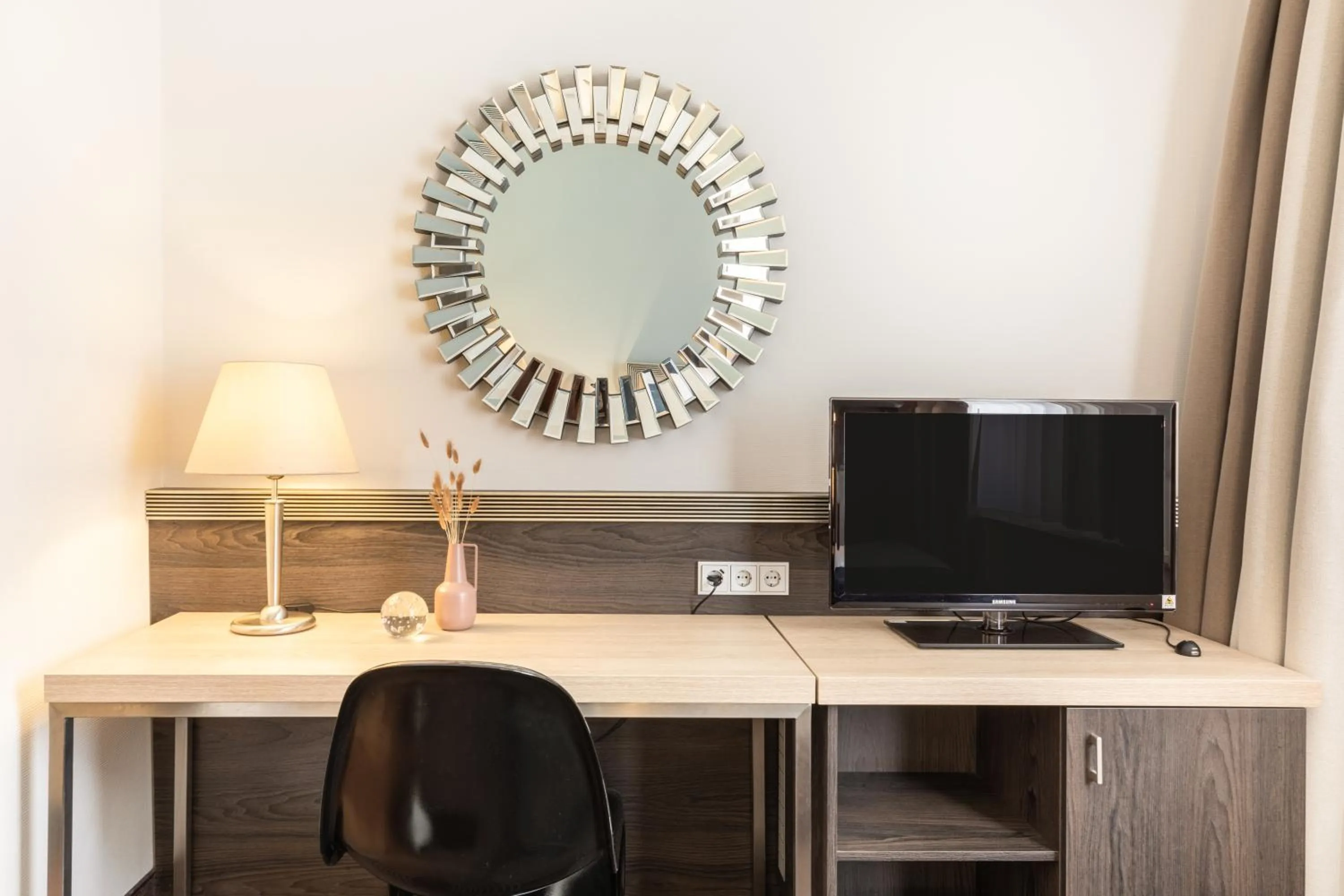 Photo of the whole room in Garner Hotel Essen - Handelshof by IHG