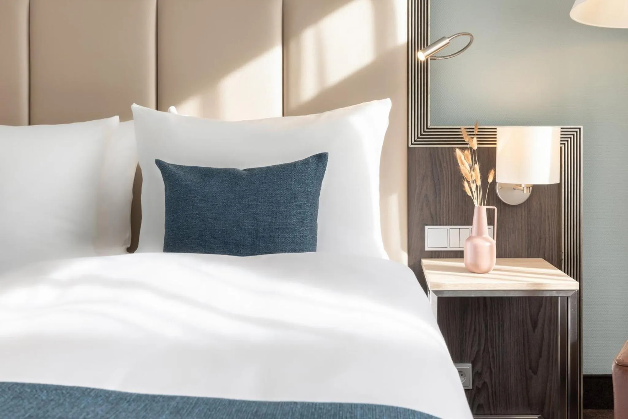 Photo of the whole room, Bed in Garner Hotel Essen - Handelshof by IHG